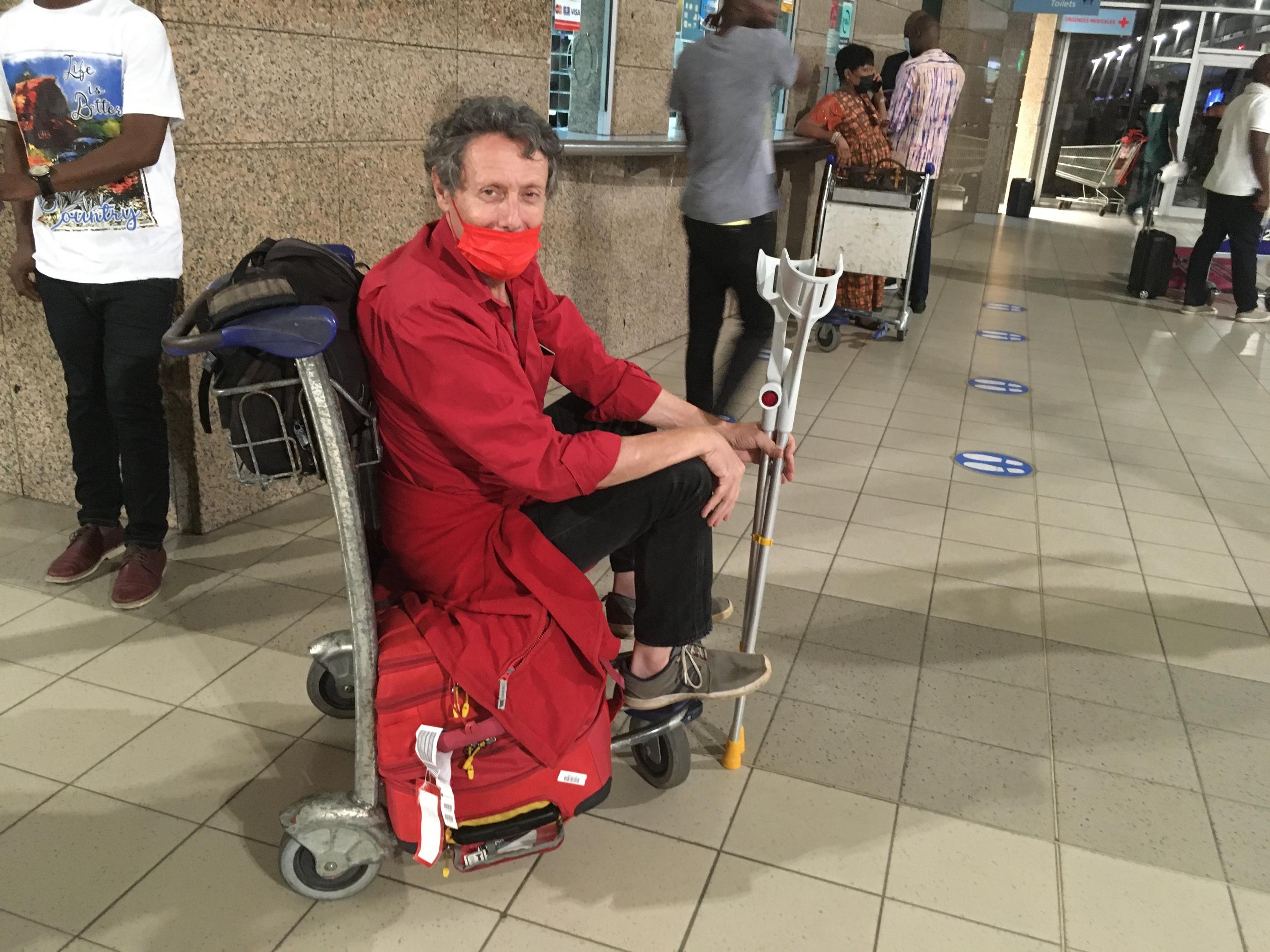Le globe-trotteur de la télévision, Antoine de Maximy, ici à l'aéroport d'Abidjan, s'est fracturé la jambe lors du tournage de «J’irai dormir chez vous» en Côte d'Ivoire. Bonne Pioche Télévision