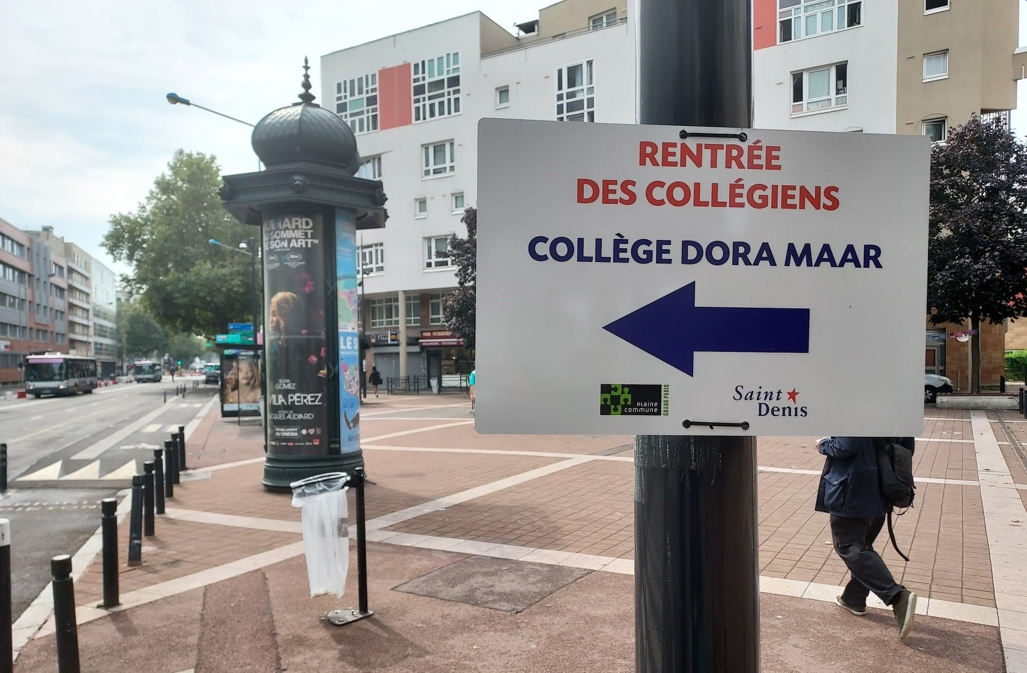 Saint-Denis et Saint-Ouen (Seine-Saint-Denis), ce samedi 31 août 2024. Des panneaux d'orientation ont été disposés pour orienter les collégiens vers l'ancienne école Anatole-France, où ils feront leur rentrée. LP/Anthony Lieures.