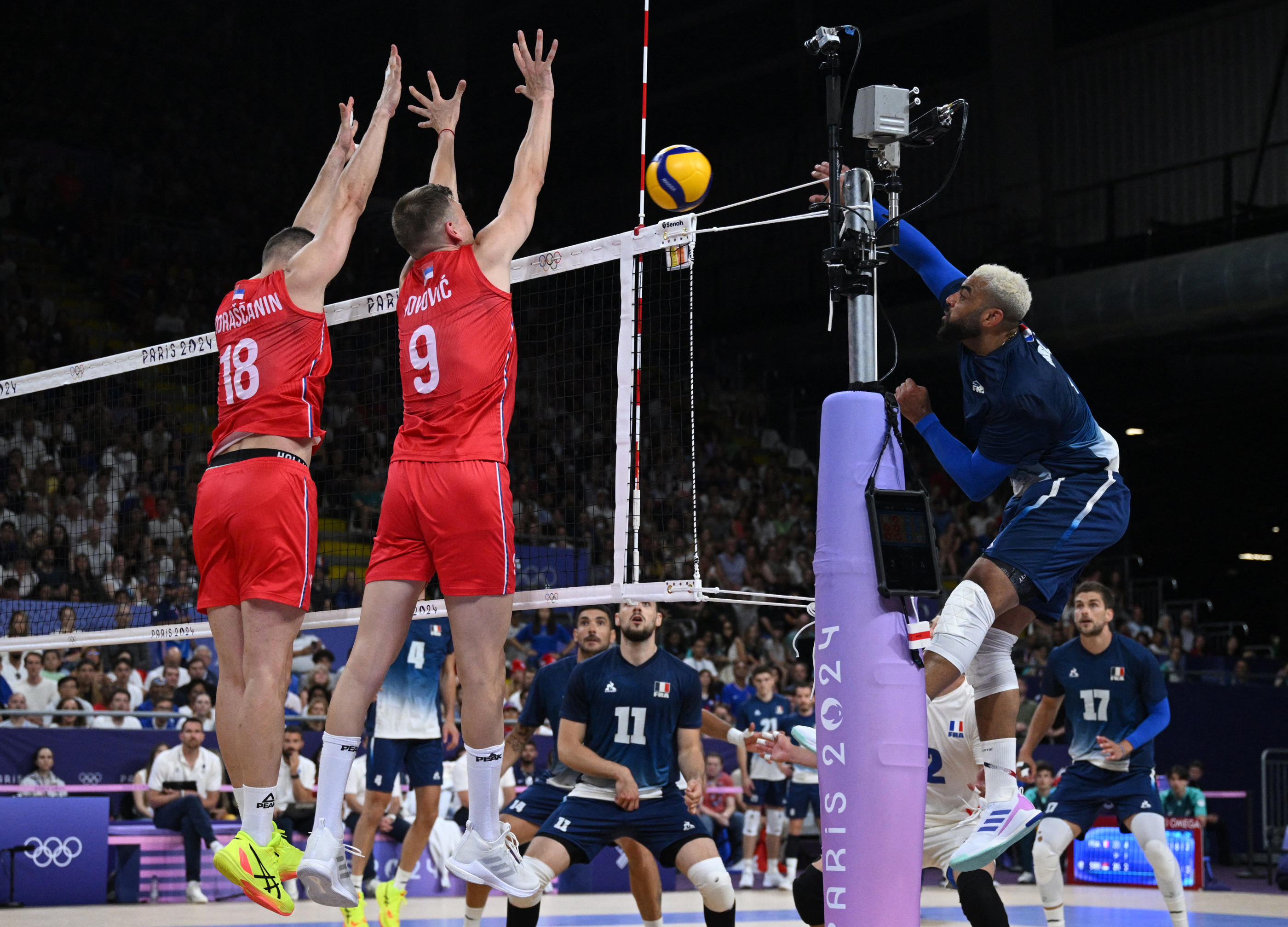 Arena Paris Sud (XVe), 28 juillet. La France de Earvin Ngapeth (en bleu) a souffert face à la Serbie pour l'entame du match, mais a fini par l'emporter. Reuters/Annegret Hilse