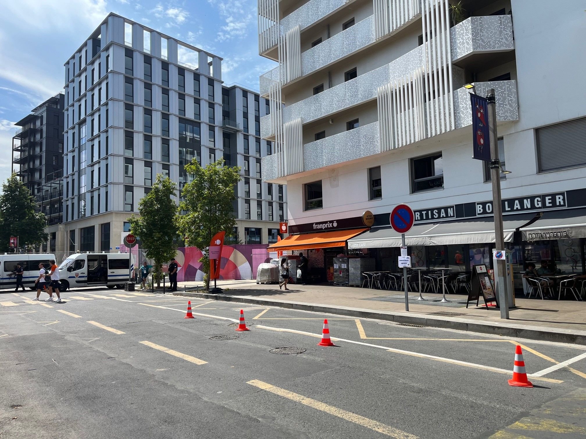 Saint-Denis (Seine-Saint-Denis), le 18 juillet. Les policiers contrôlent l'accès de la rue Ampère située à l'entrée du village olympique, ce qui réduit considérablement la clientèle de passage des commerces. LP/Yanis Soul