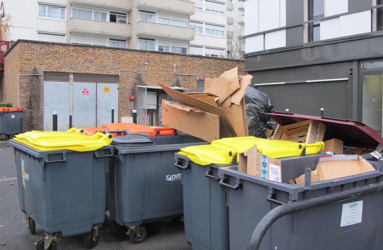 <b></b> Les Ulis, le 1er décembre 2018. A cause d’un conflit social impactant le site du Siom à Villejust, la collecte des déchets n’est pas réalisée normalement.