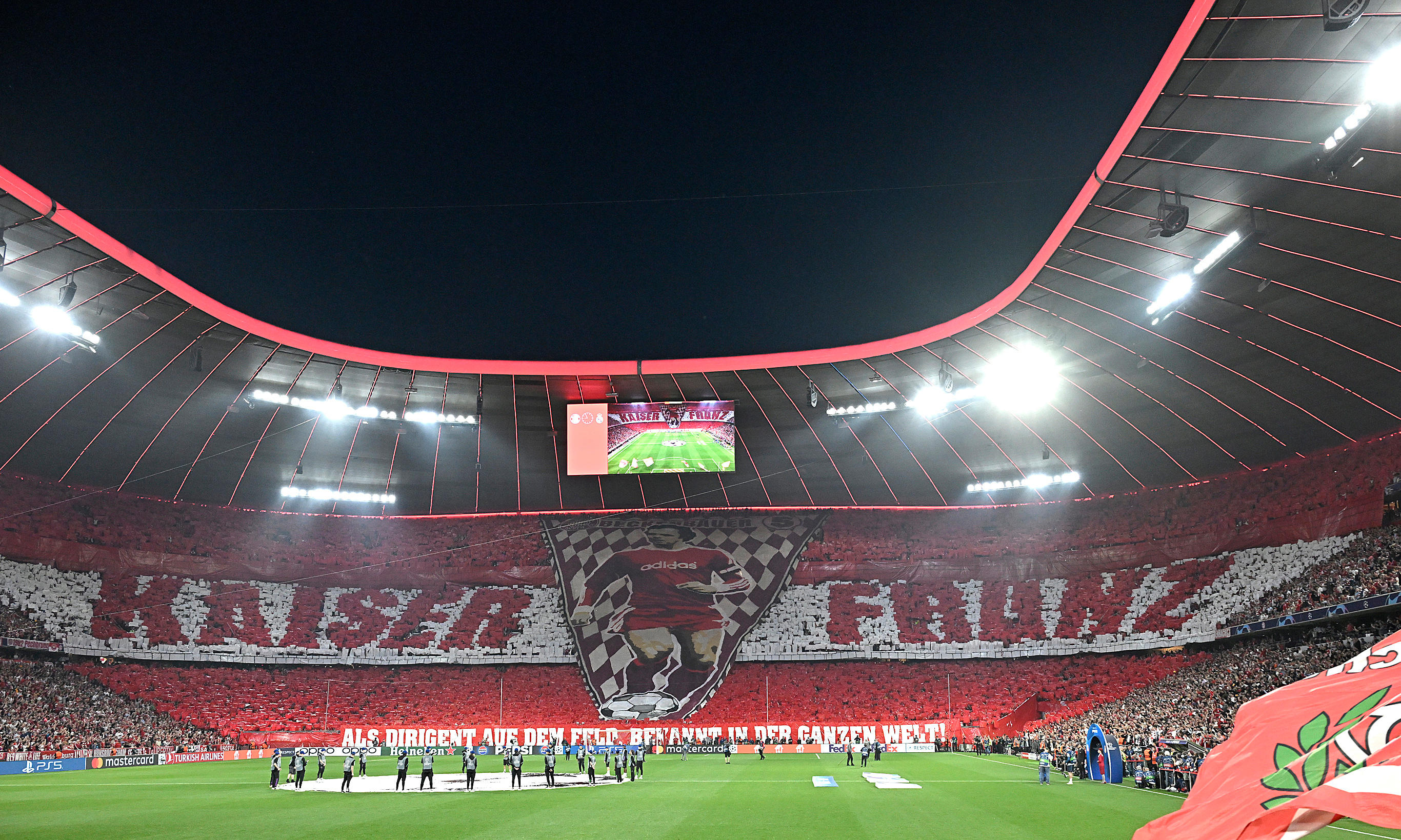 Le public de l'Allianz Arena a déployé un tifo impressionnant en hommage au Kaiser mardi soir. Icon Sport