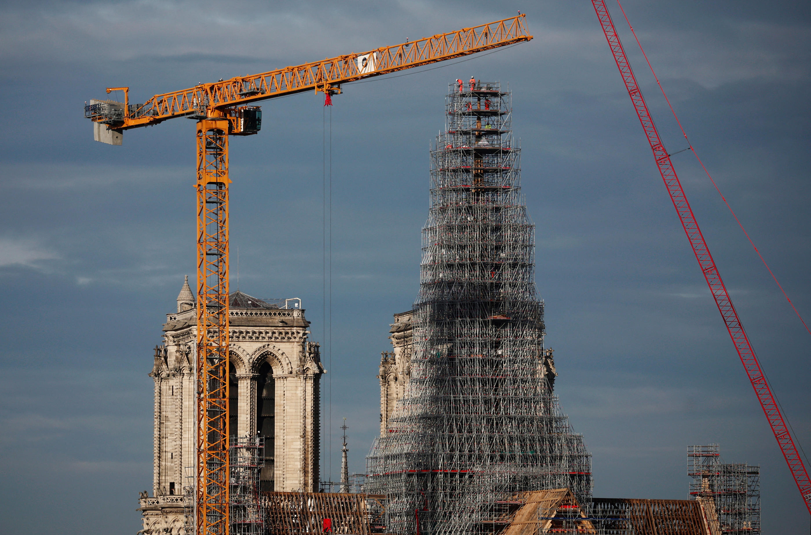 Notre-Dame (Paris IVe), mercredi 29 novembre. Des organisations s’inquiètent de « la reconstruction de la toiture et de la flèche (qui vient de refaire son apparition dans le ciel de la capitale) à l’identique, c’est-à-dire avec du plomb ». Reuters/Stéphane Mahé