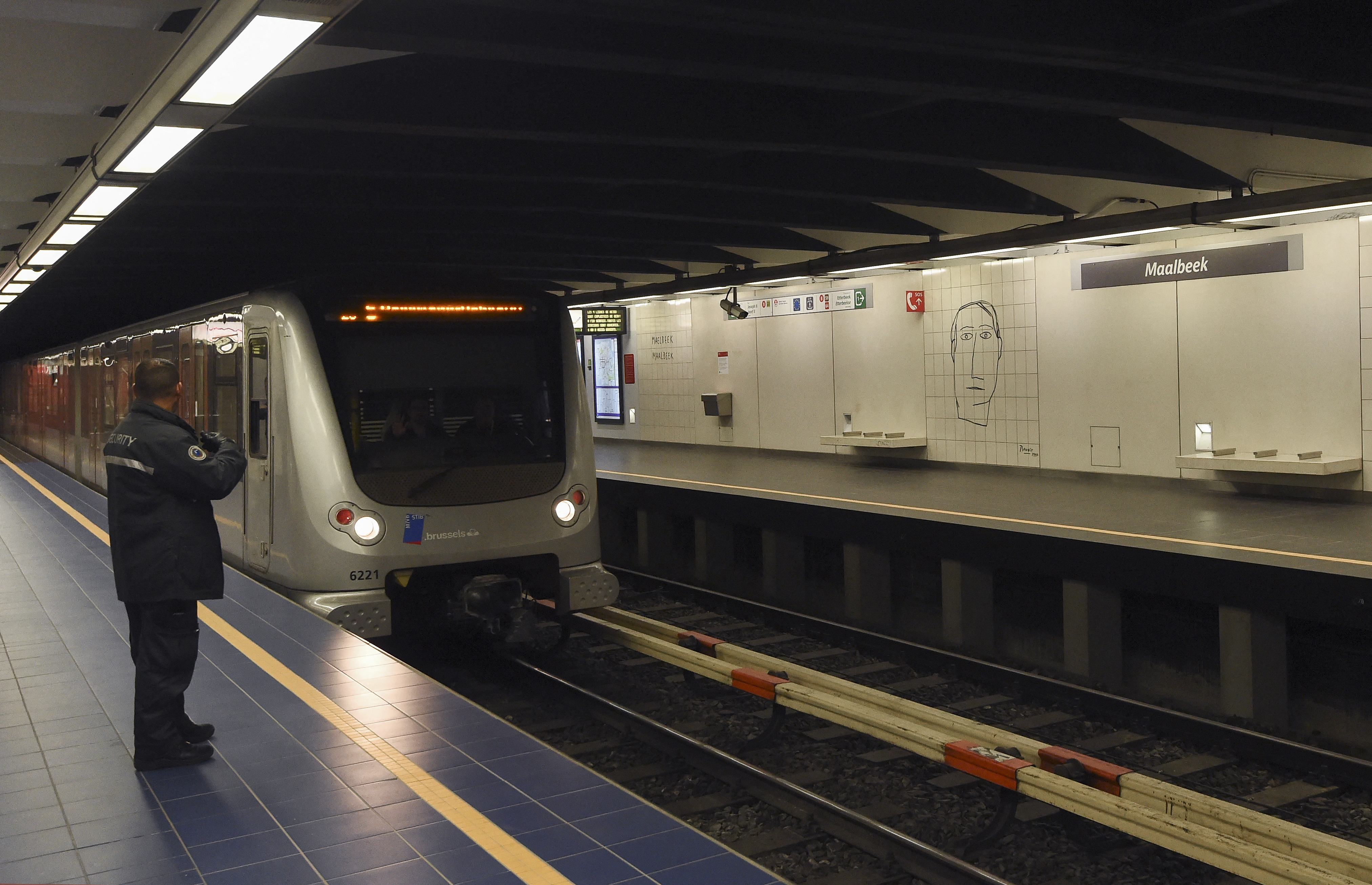 La société de transports bruxelloise a féliciter ses employés ont été dépêchés sur place pour aider une femme à accoucher. AFP/ John Thys