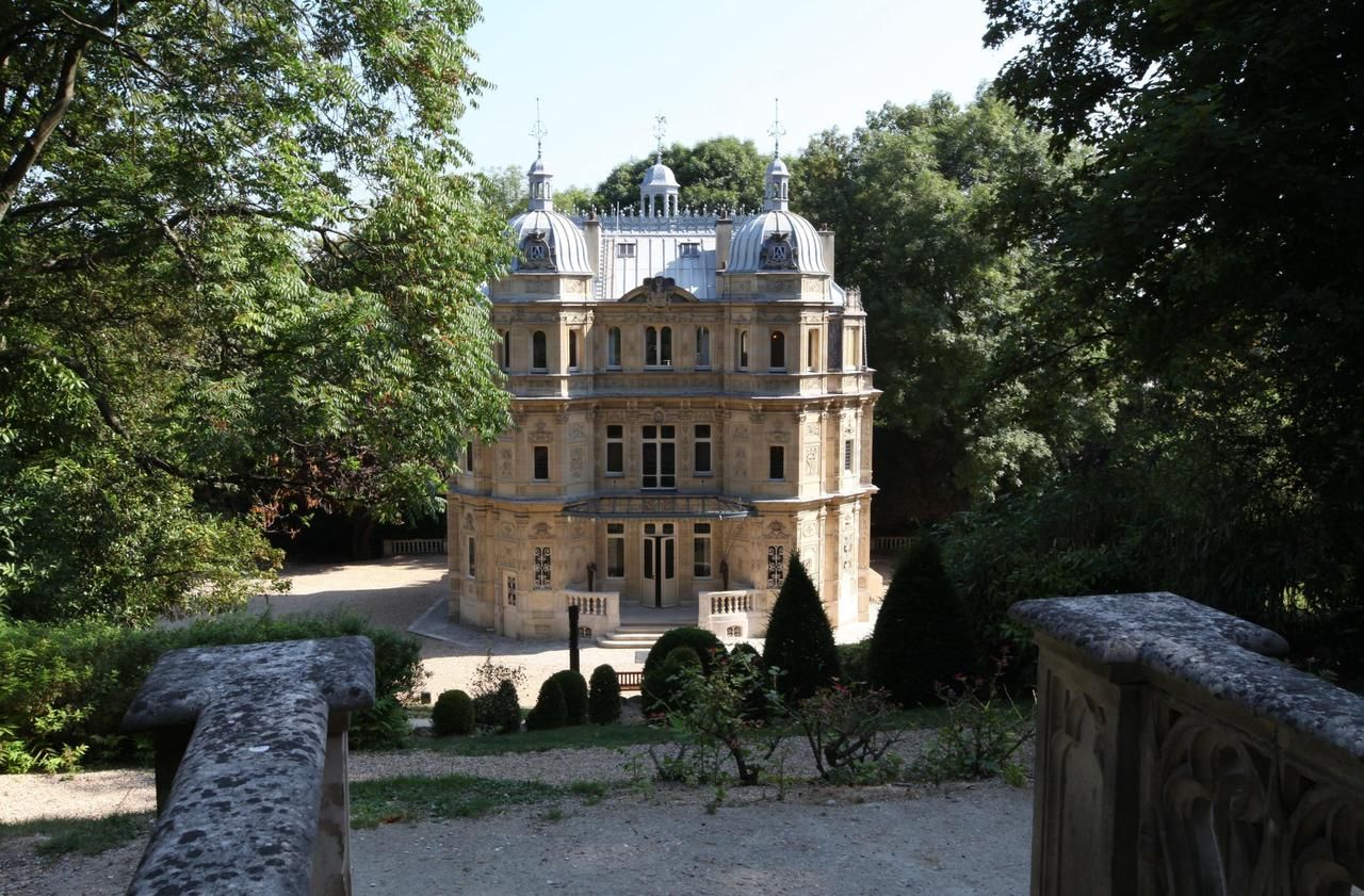 <b></b> Archives. Au sommet de sa gloire, Alexandre Dumas a fait construire, à Port-Marly, sa seule propriété qu’il appellera le château de Monte-Cristo. 