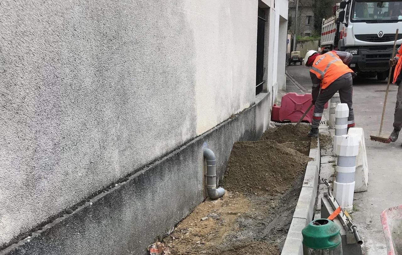 <b></b> Tournan, le 13 avril. La chaussée et le trottoir de la rue du Glacis seront réalisés les 19, 20 et 23 avril. Des travaux préparatoires (notre photo) ont eu lieu du 9 au 13 avril. 