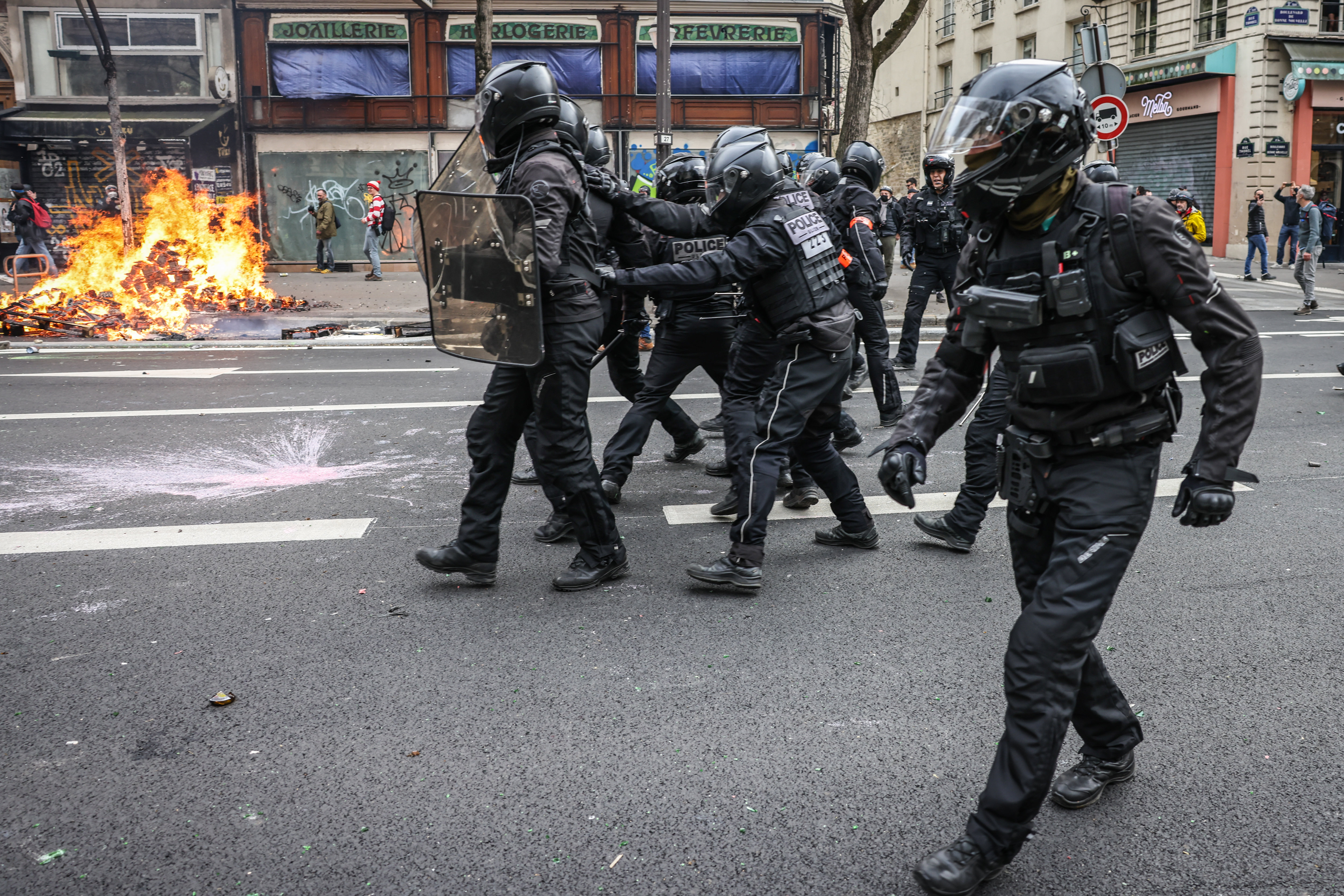 Les policiers de la Brav-M (brigade de répression de l’action violente motorisée) avancent casqués et armés, comme ici à Paris, le 23 mars dernier. LP/Fred Dugit