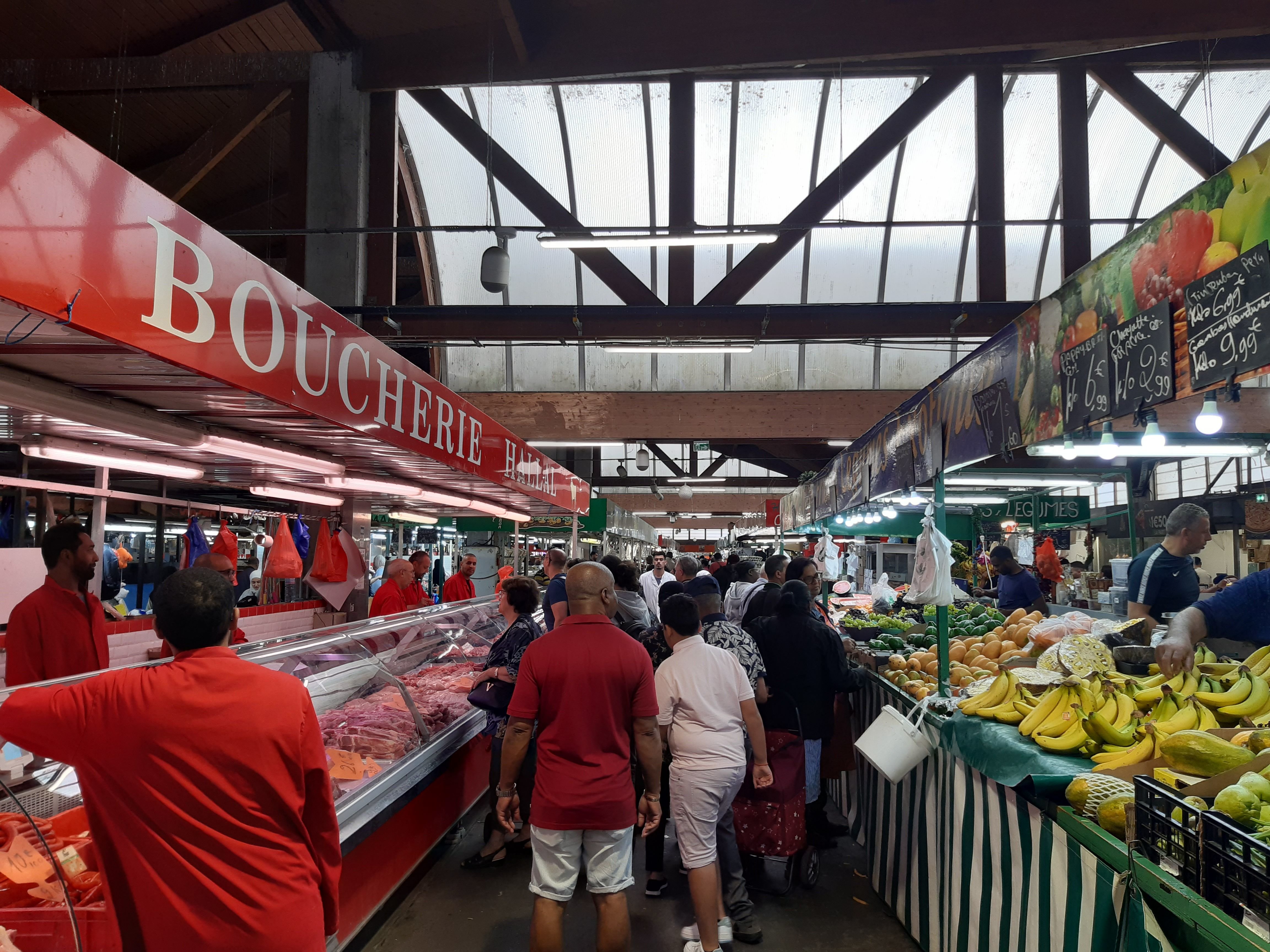 Sevran, ce mardi 16 juillet 2024. Le marché de Sevran se déroule trois fois par semaine, sous et aux abords de la halle. LP/Alexandre Arlot