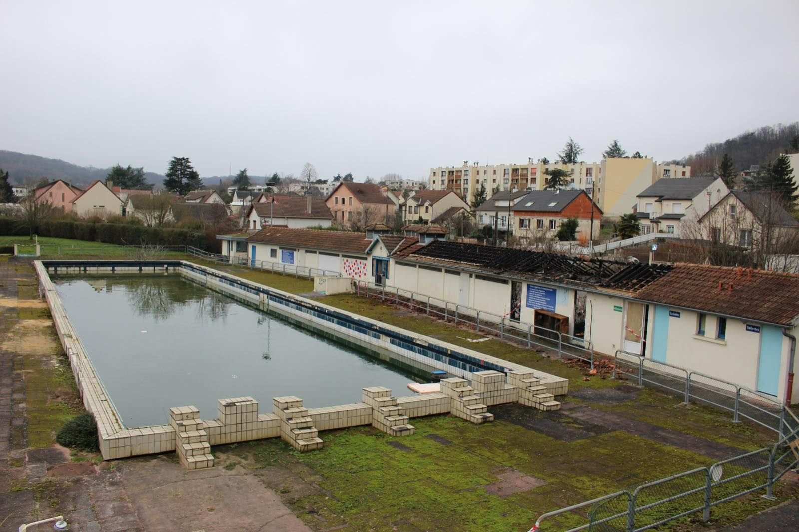 Palaiseau. Construite dans les années 1930, la piscine municipale de Palaiseau est fermée depuis 2015. DR