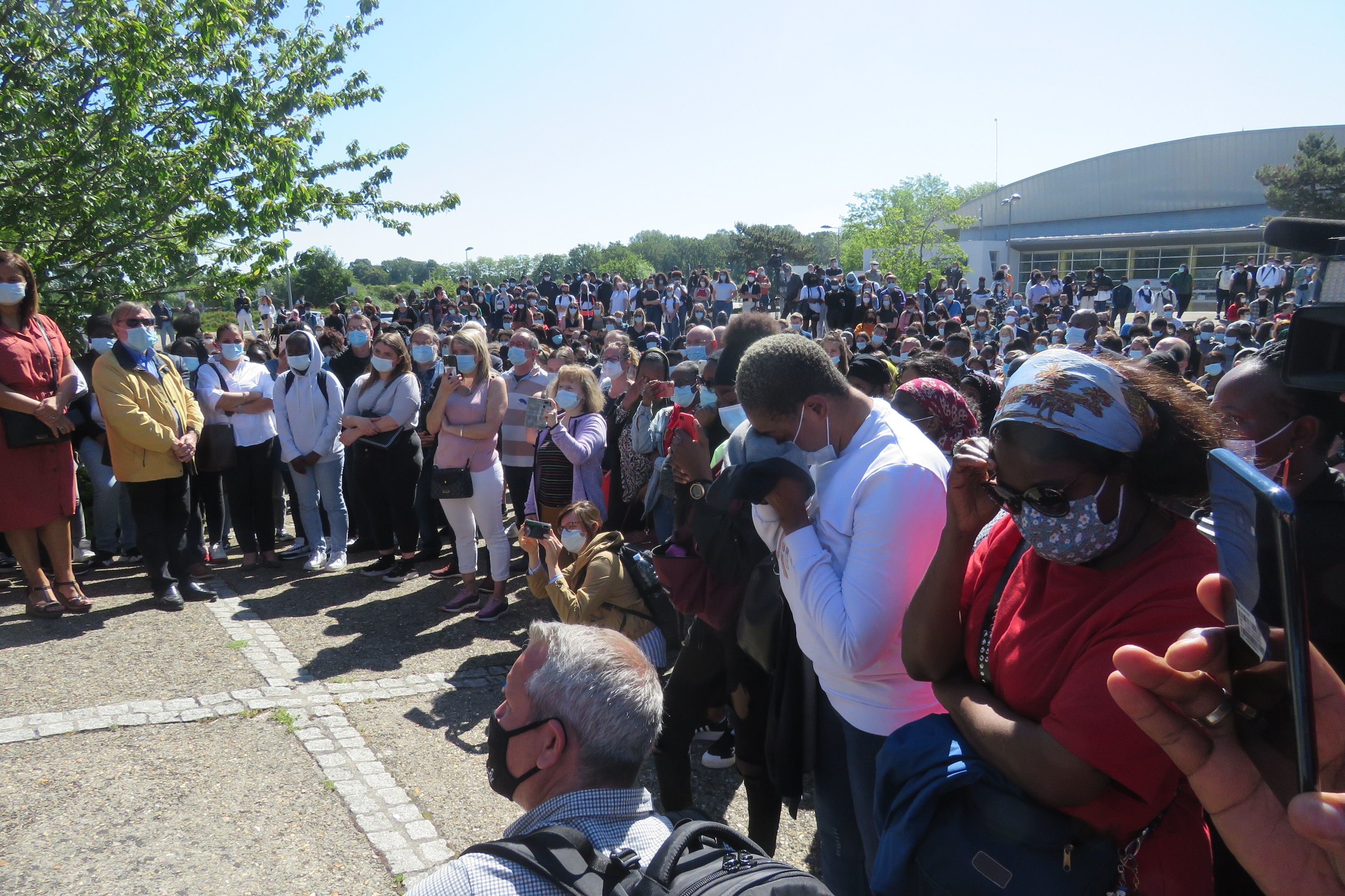 Saint-Michel-sur-Orge (Essonne), lundi 31 mai 2021. Elèves, professeurs, parents et élus se sont réunis sur le parvis du lycée Léonard-de-Vinci. LP/Nolwenn Cosson