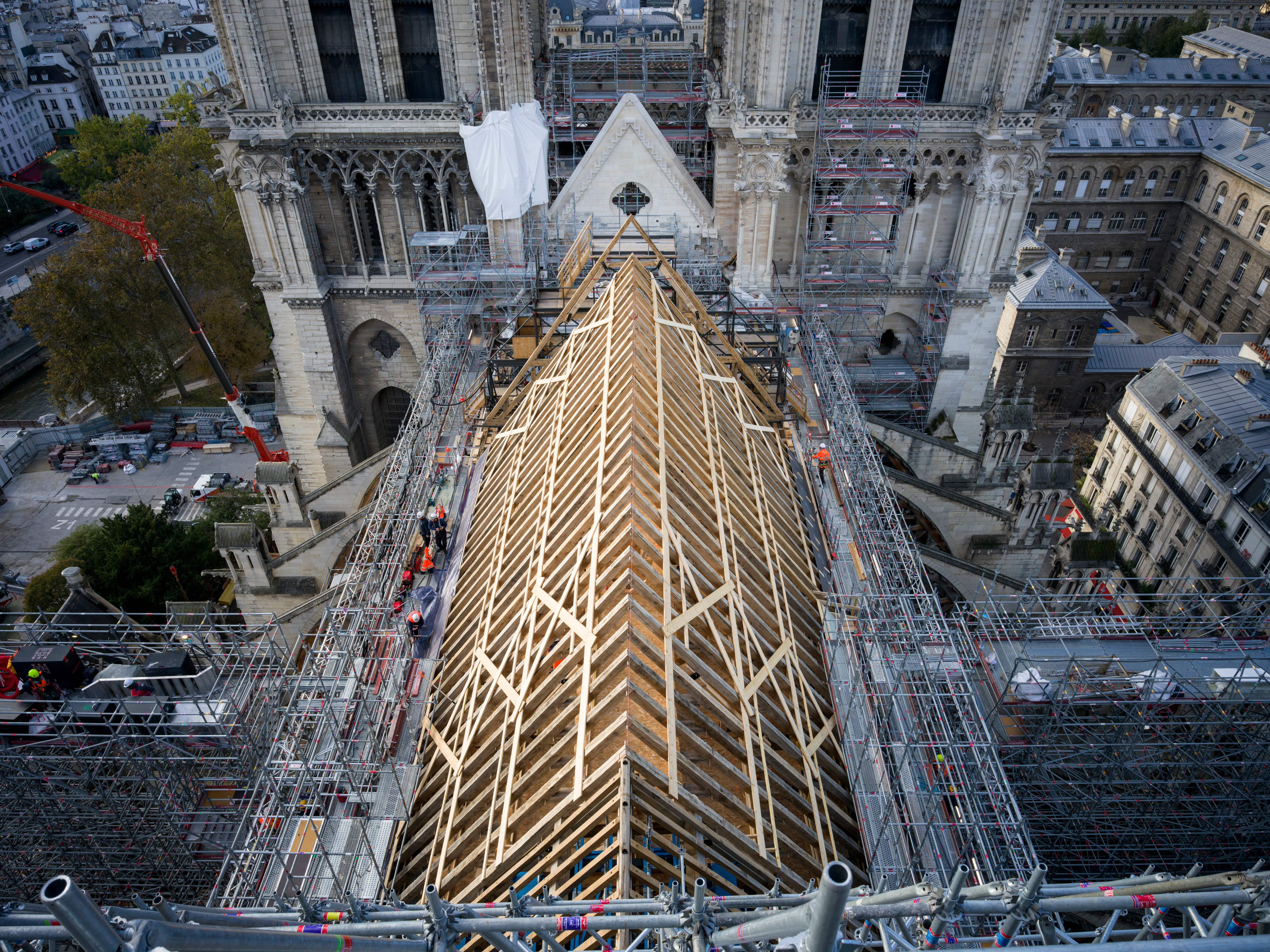 La pose des charpentes de la nef et du chœur seront terminées d'ici à la fin 2023. David Bordes/Rebâtir Notre-Dame de Paris