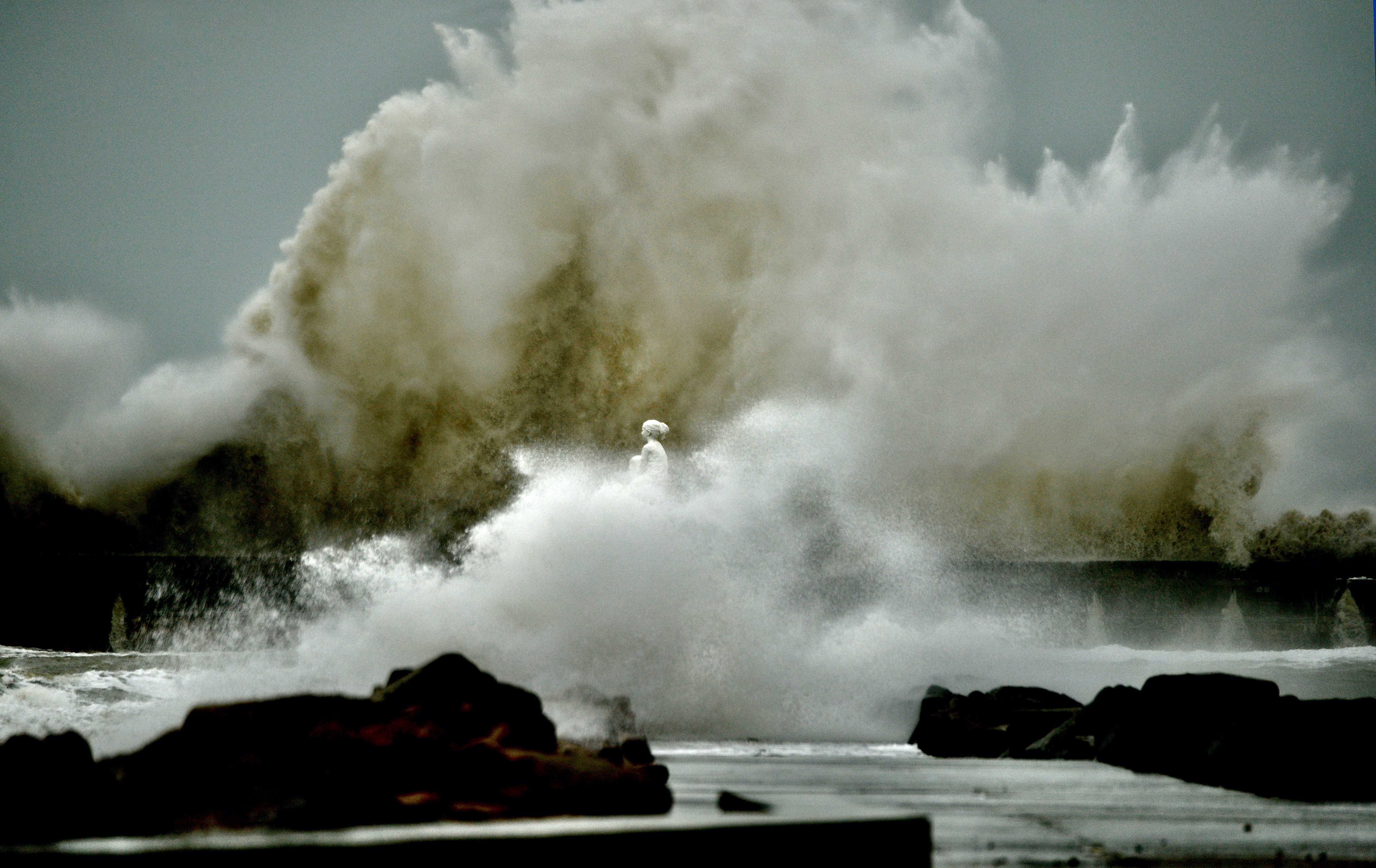 Le Havre, 2 novembre 2023.  Les vagues passent au dessus des digues du port du Havre lors du passage de la tempête Ciaran. Eric Houri