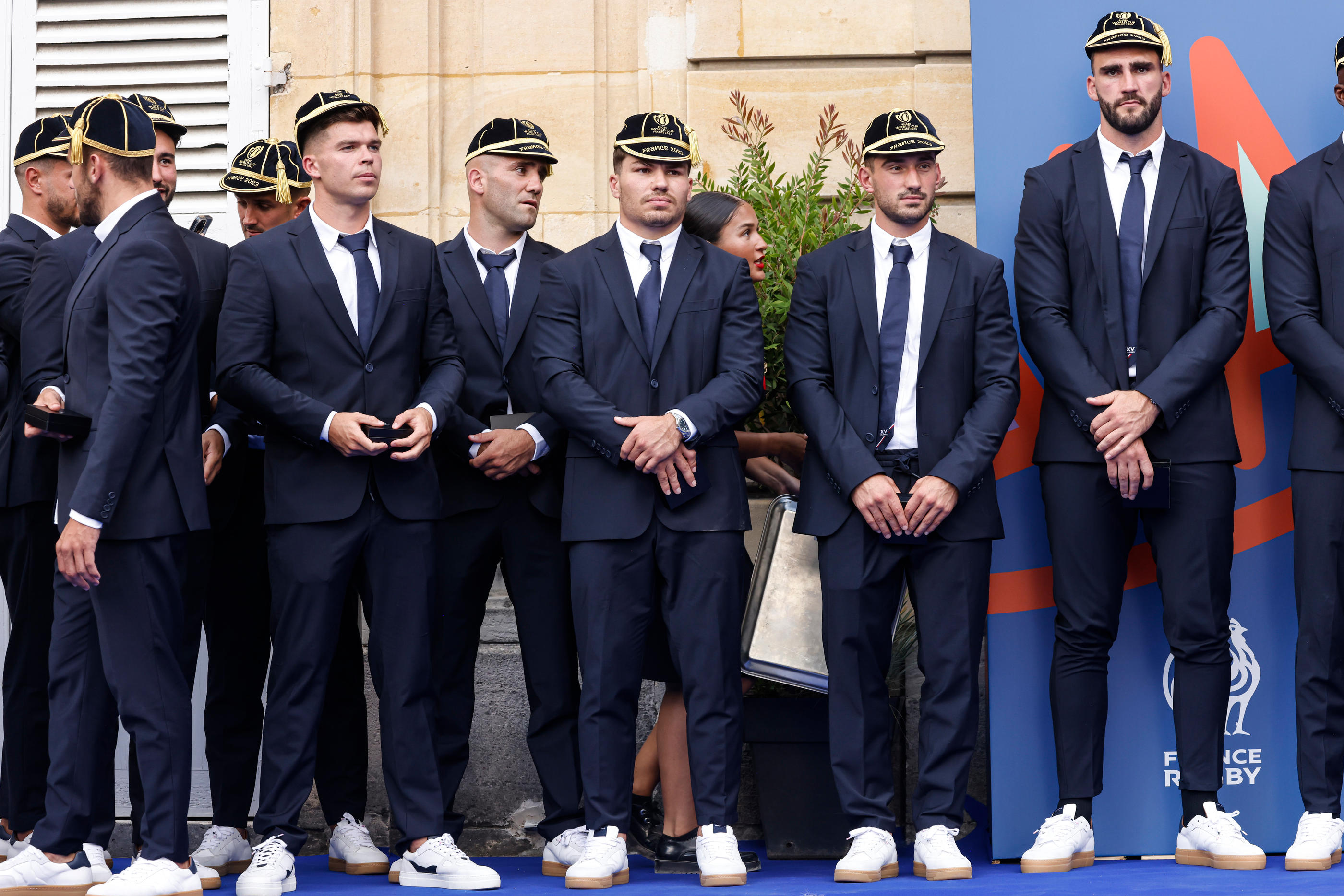 Les joueurs du XV de France ont reçu leur casquette qui symbolise leur participation à la Coupe du monde, samedi à Rueil-Malmaison. LP / Olivier Corsan