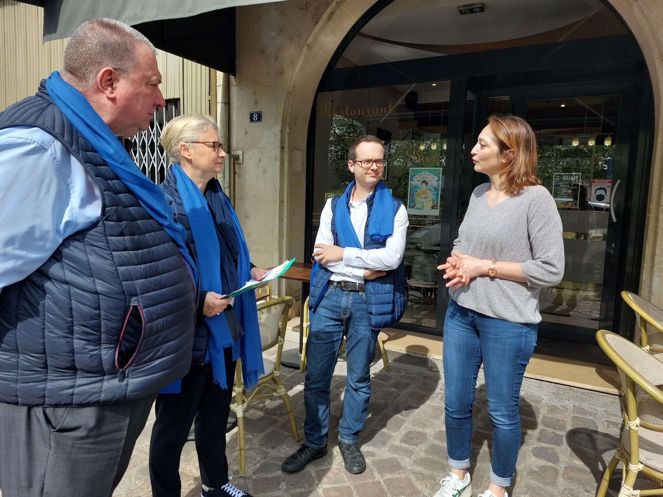 Pontoise (Val-d'Oise), le 17 mai. Les équipes de la chambre de commerce et d'industrie du Val-d'Oise vont à la rencontre des commerçants avant les JO. Ici, le président, Pierre Kuchly, la directrice, Laure Dubois-Imbery, et le responsable des affaires institutionnelles, Romain Guiraud (de g. à dr.), en discussion avec Gulden Aydin, responsable du restaurant Les Quais. LP/Christophe Lefèvre