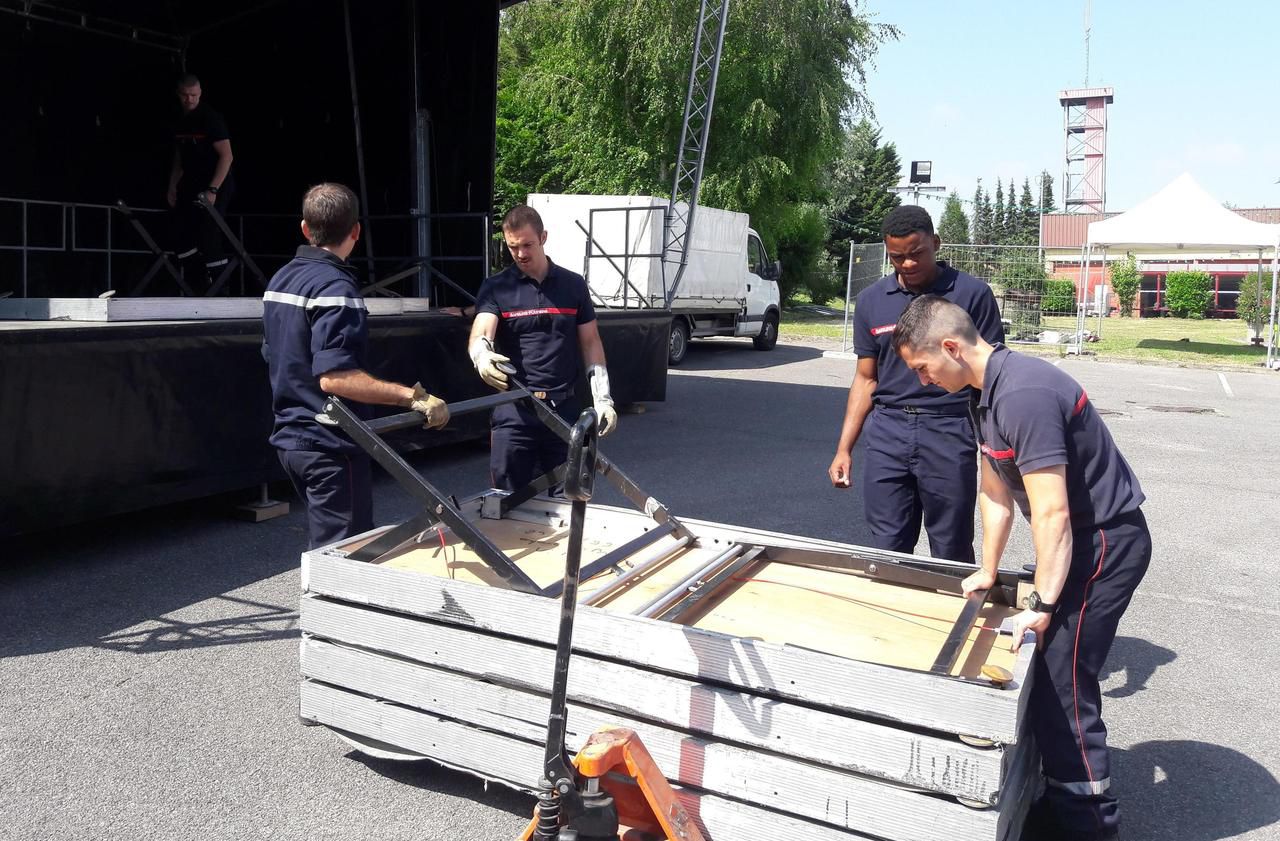 <b></b> Beauvais, ce jeudi. Les pompiers s’activent pour les derniers préparatifs avant le bal des pompiers, le premier depuis 30 ans, prévu ce vendredi soir.