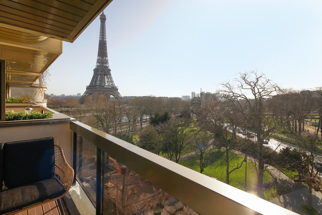 Cet appartement de 67 mètres carrés avec vue sur la tour Eiffel et les jardins du Trocadéro s'est vendu pour la coquette somme de 2 240 000 euros. DR