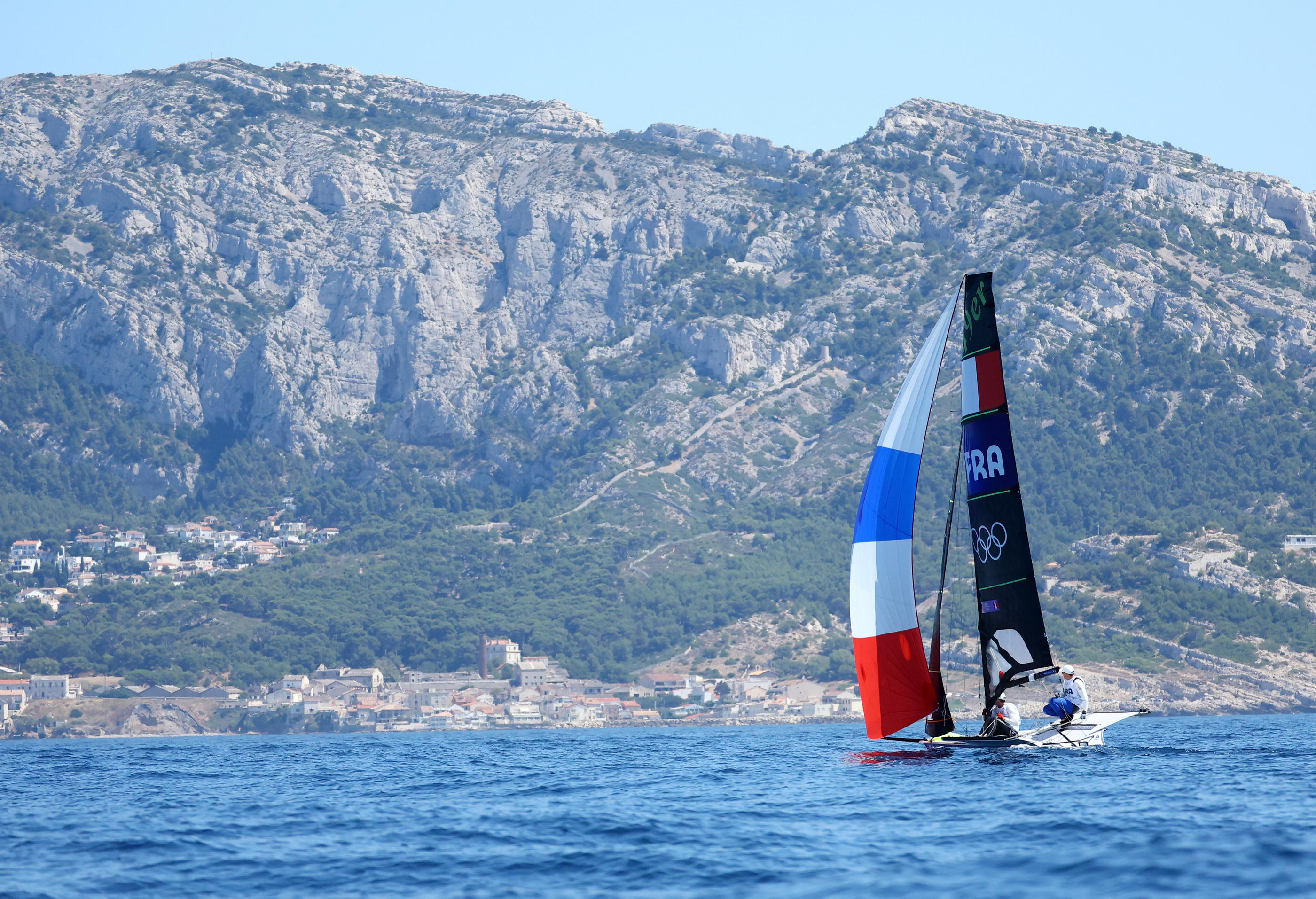 Marseille (Bouches-du-Rhône), le 25 juillet, Les bateaux français, ici à l'entraînement, sont habitués de la baie marseillaise. Reuters/Andrew Boyers