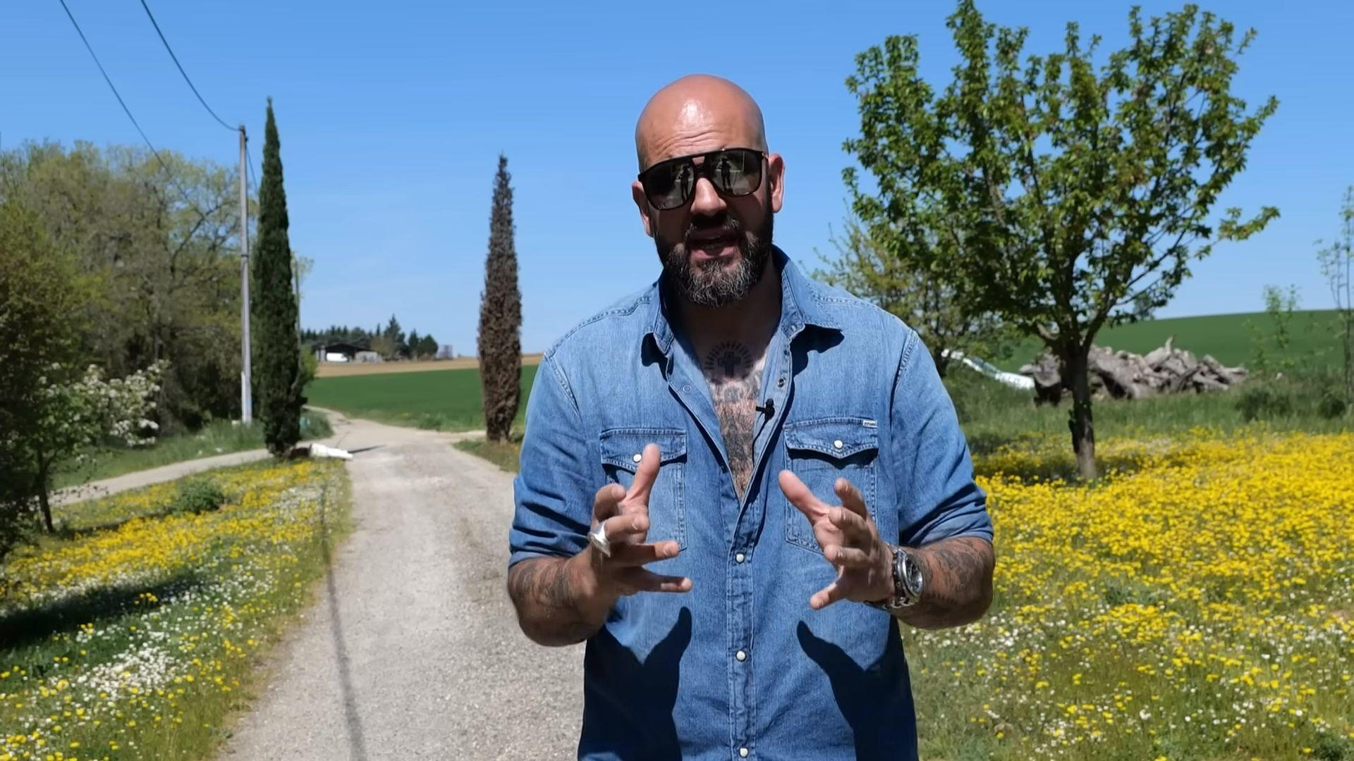 Papacito s'est rendu à Montjoi (Tarn-et-Garonne) pour tourner une vidéo en soutien à un agriculteur. Capture d'écran chaîne YouTube PAPACITO