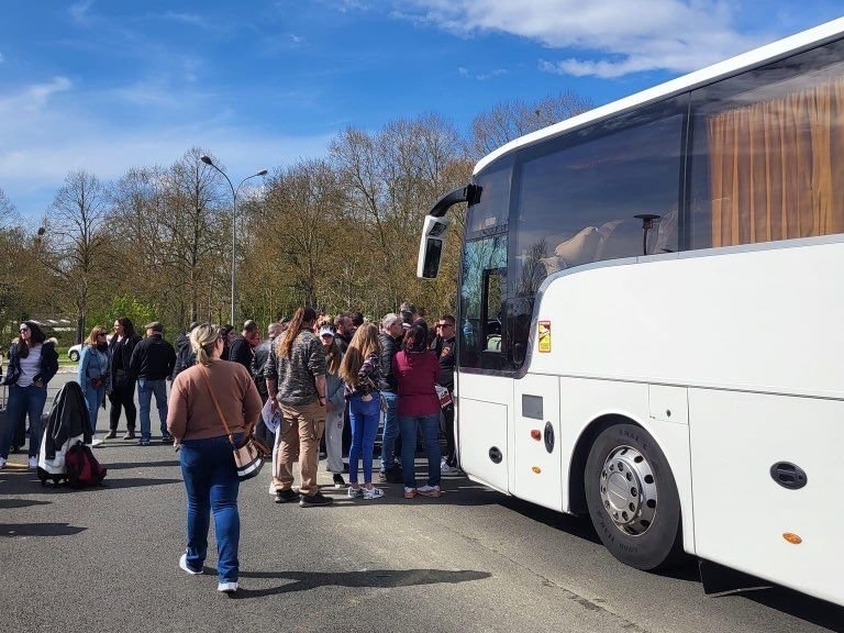 Coulommiers, dimanche 16 avril 2023.  En raison de son état général catastrophique et d'infractions manifestes à la loi, les parents ont empêché le départ de cet autocar qui devait transporter leurs enfants en Espagne pendant une semaine. DR