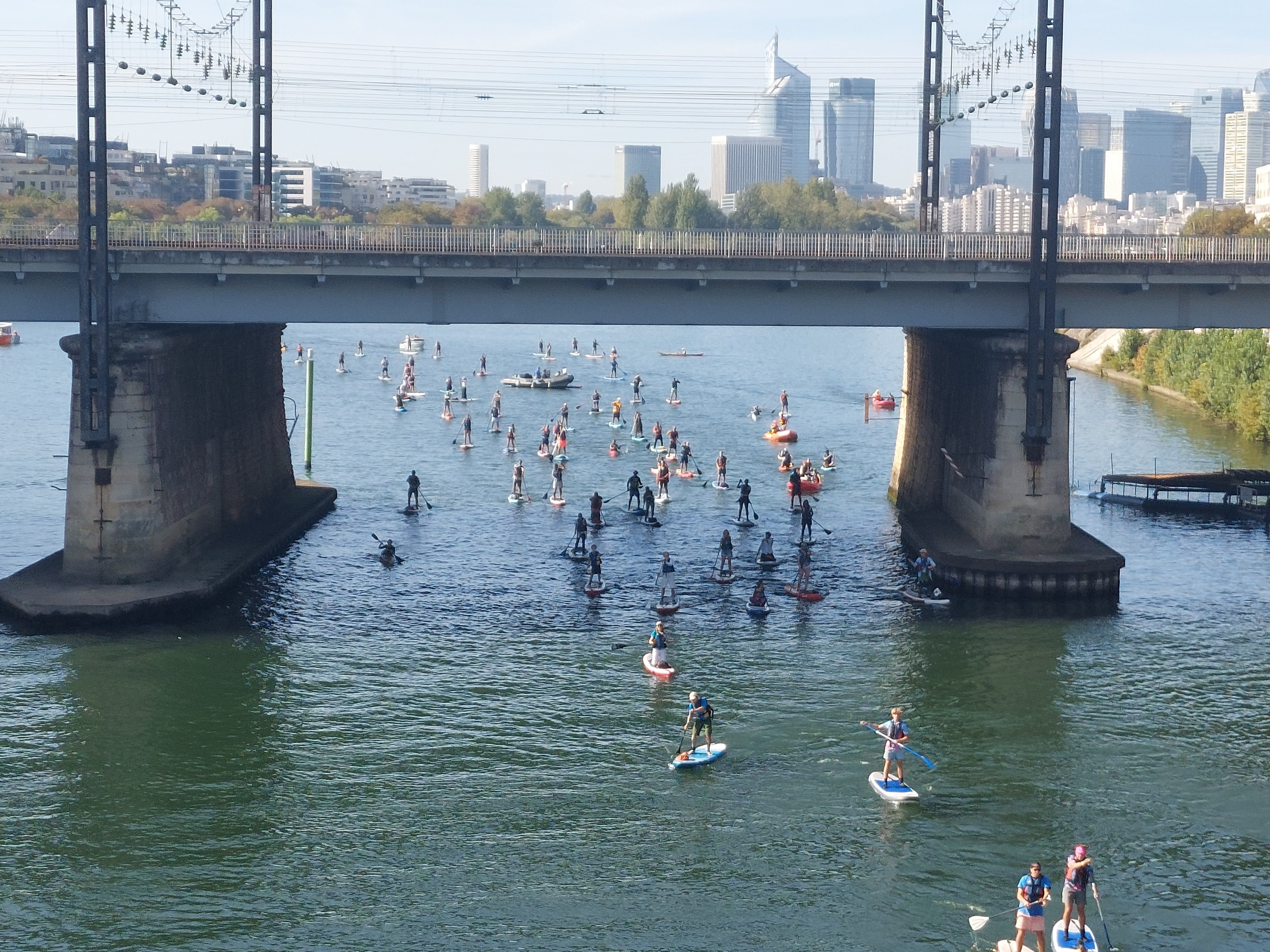 Asnières (Hauts-de-Seine), le 1er octobre 2023. Les participants de The Flow, première descente de la Seine en stand-up paddle, ont fait escale à midi sur la barge-restaurant Rosa Bonheur. LP/O.B.