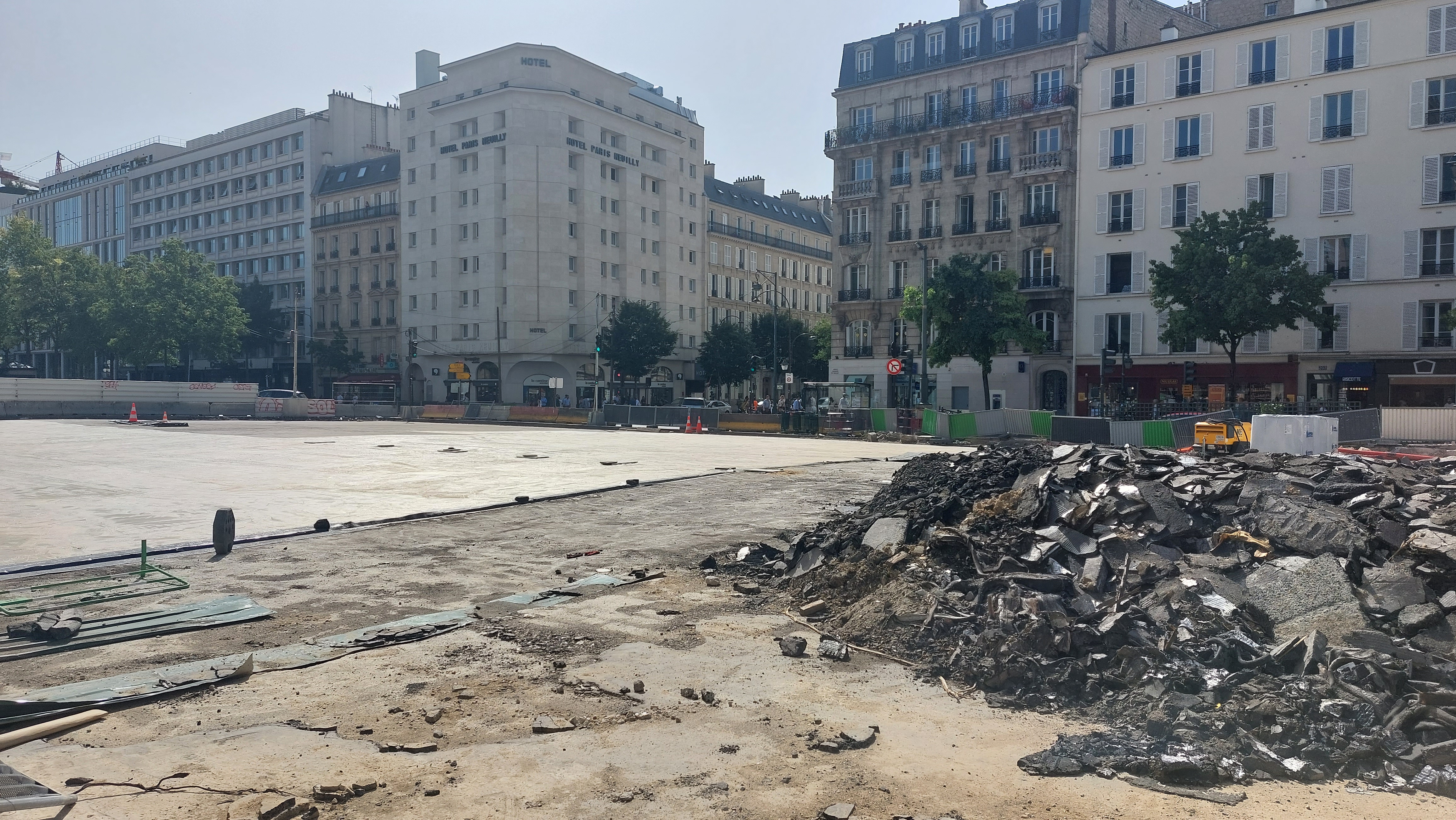 Neuilly (Hauts-de-Seine), le 6 septembre. Dans le cadre du vaste chantier de réaménagement des allées de Neuilly, la fontaine du rond-point de Madrid a été démolie. LP/A.-S.D.