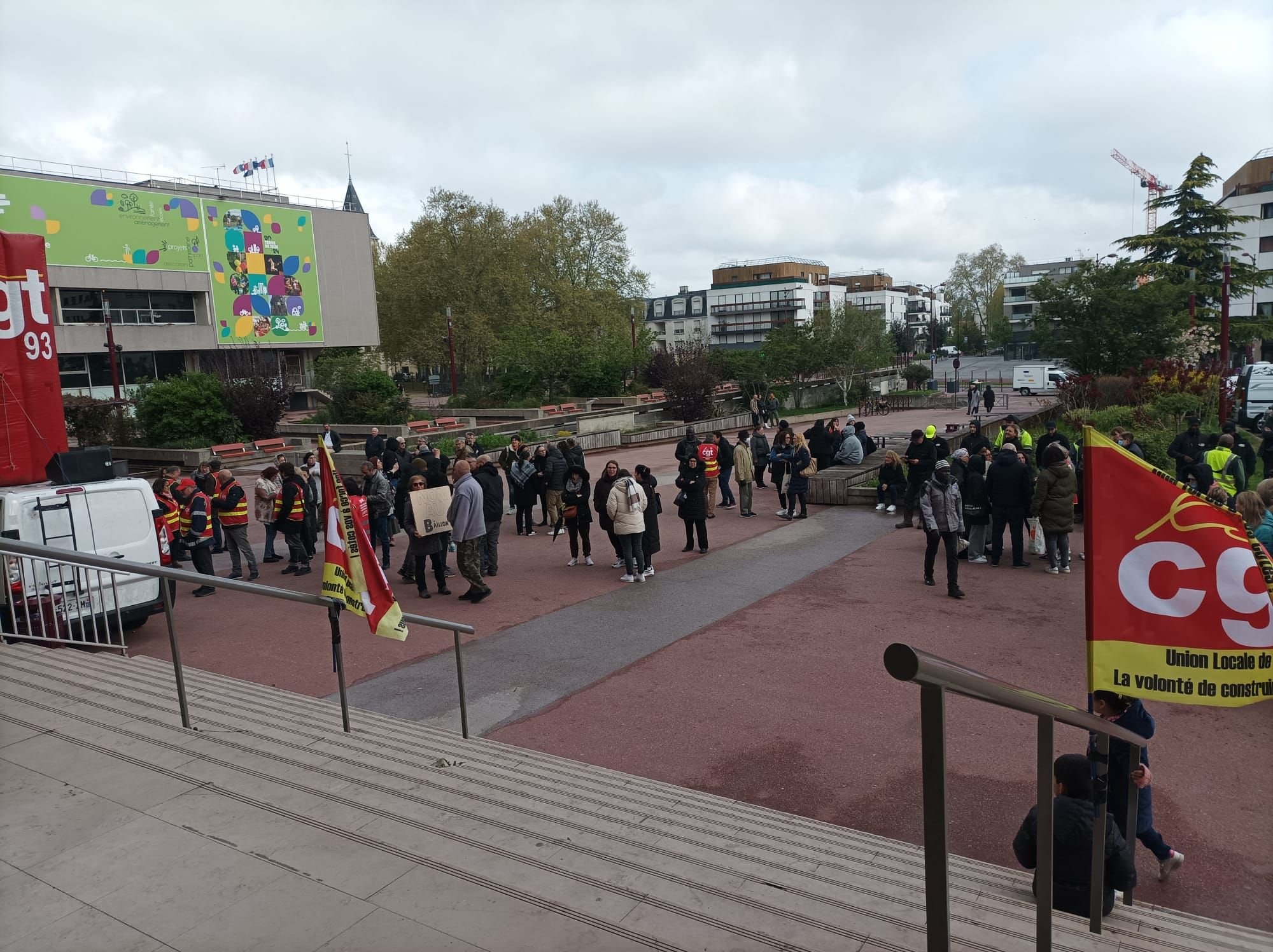 Bondy (Seine-Saint-Denis), mardi 25 avril. Des militants syndicaux ont manifesté devant la mairie pour protester contre la suppression des subventions octroyées aux unions locales. DR