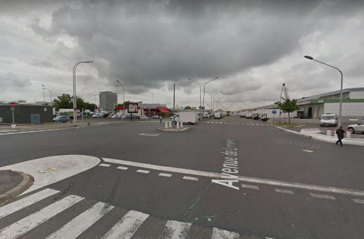 <b></b> Marché de Rungis, angle de l’avenue du viaduc et de l’avenue de Bretagne. Une femme de 51 ans a été mortellement percutée par un employé du Min vendredi vers 21 heures.
