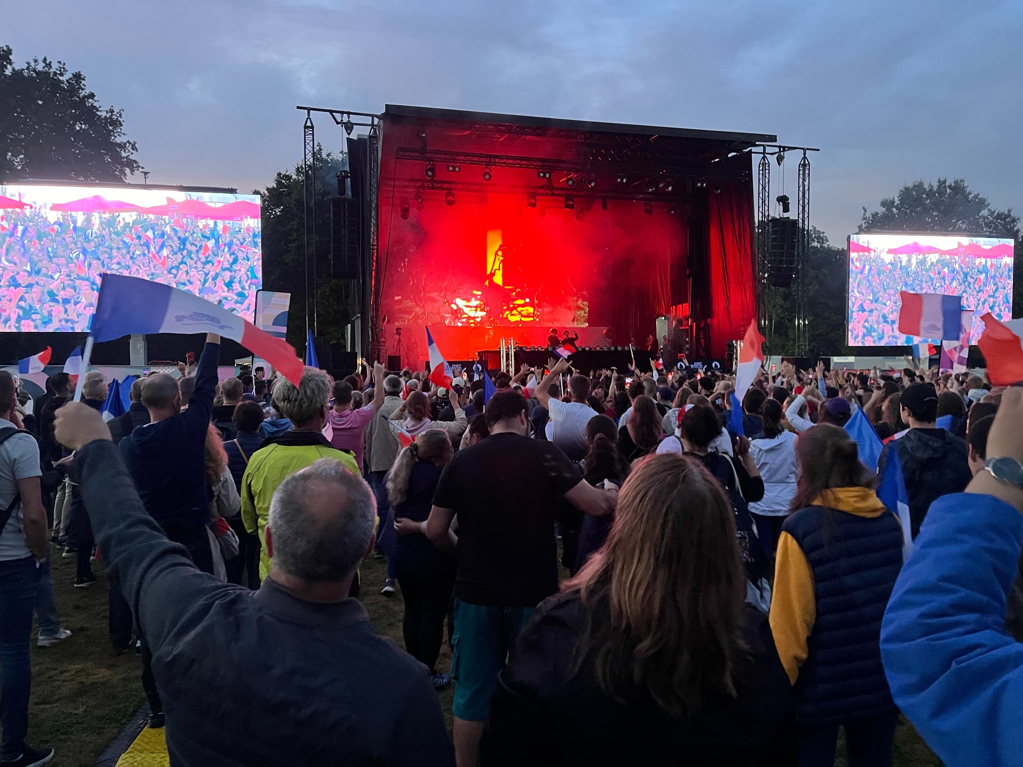 Trappes, samedi 27 juillet 2024. La fan-zone de Saint-Quentin-en-Yvelines a été inaugurée par le concert d'Ofenbach. LP/Nolwenn Cosson