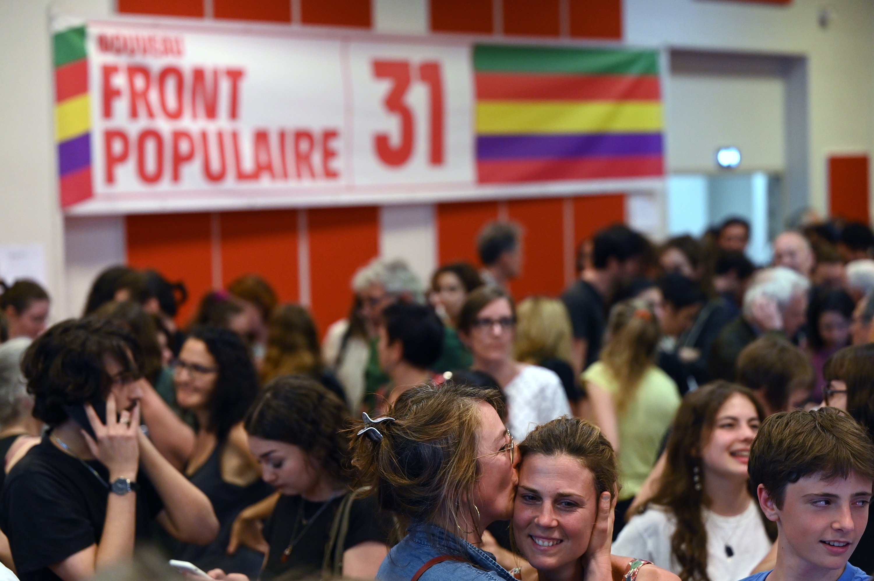 Des militants du Nouveau Front populaire manifestent leur joie à la bourse du travail à Toulouse, après un bon score de leurs partis aux élections législatives, leur permettant d'obtenir huit sièges de députés sur les dix circonscriptions de Haute-Garonne. LP/Remy Gabalda