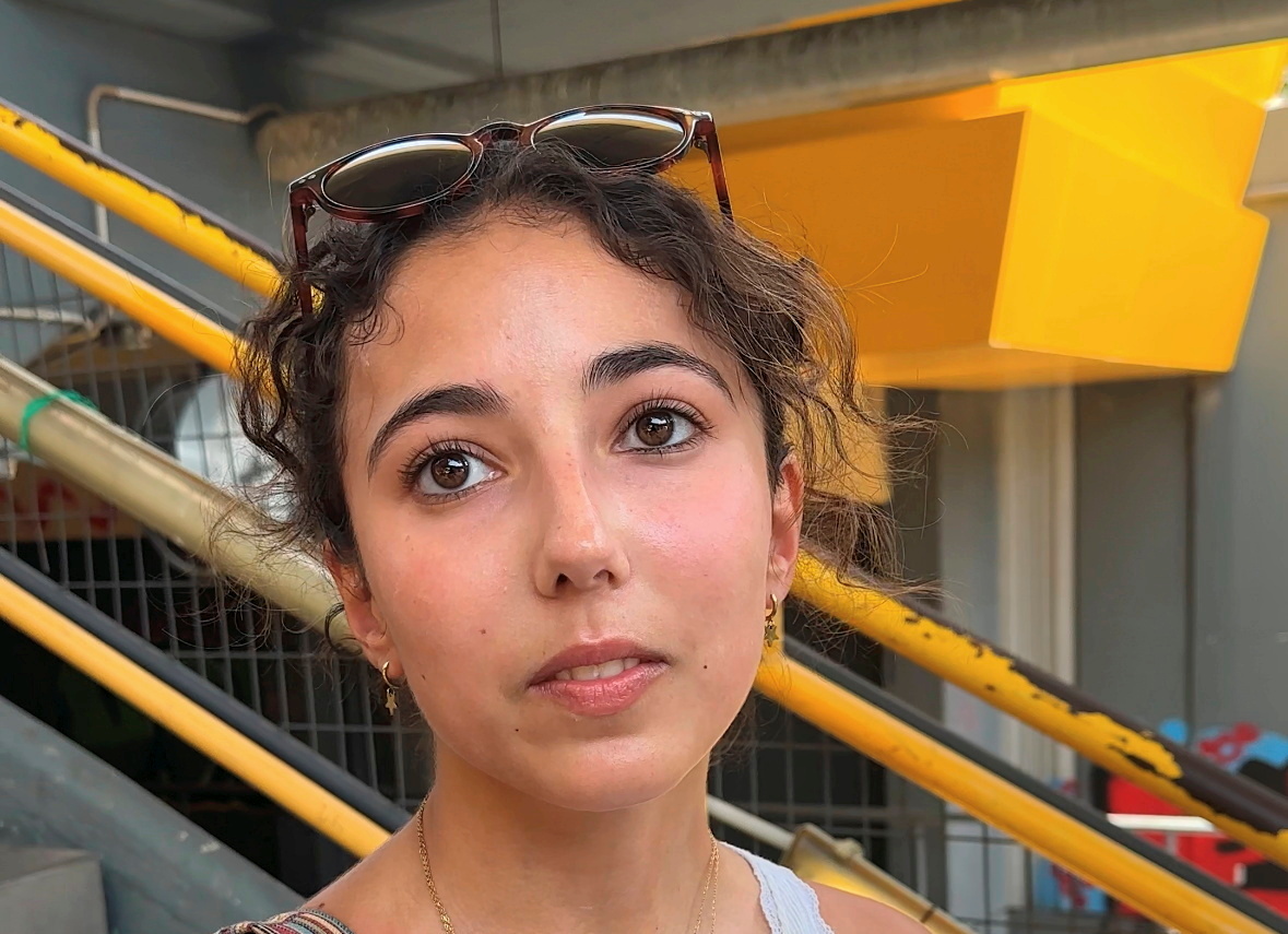 Maïa, 22 ans, étudiante à Athènes, a la chance d'avoir une clim dans sa colocation : « Mais j’essaie de m’en passer, par conscience écologique mais aussi par économie». LP/Merwane Mehadji