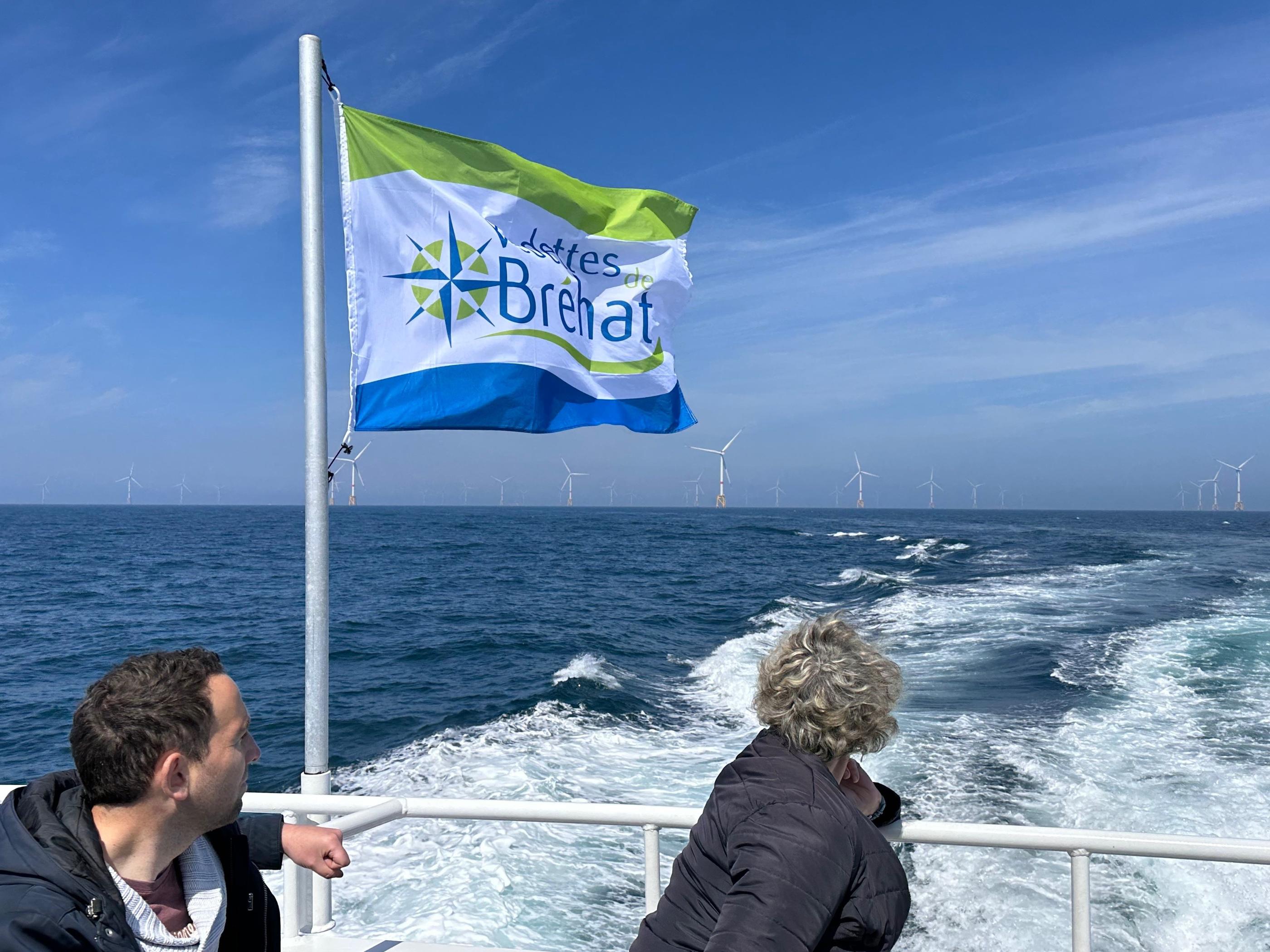 Les vedettes de Bréhat organisent des visites à la découverte du parc éolien offshore de la baie de Saint-Brieuc. LP/Solenne Durox