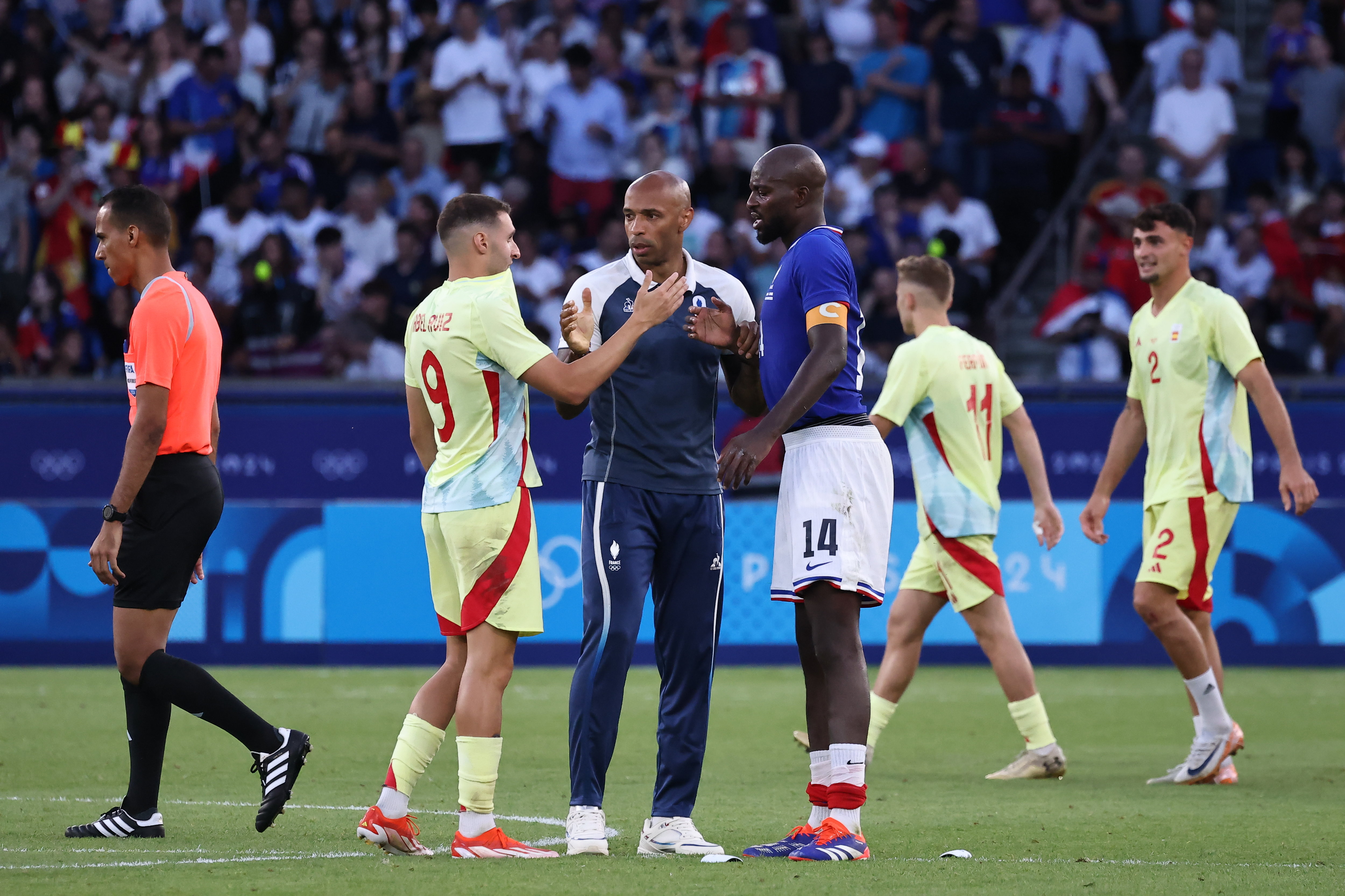 Abel Ruiz salue Thierry Henry et Jean-Philippe Mateta après le victoire de l'Espagne au terme d'une intense prolongation. LP/Fred Dugit