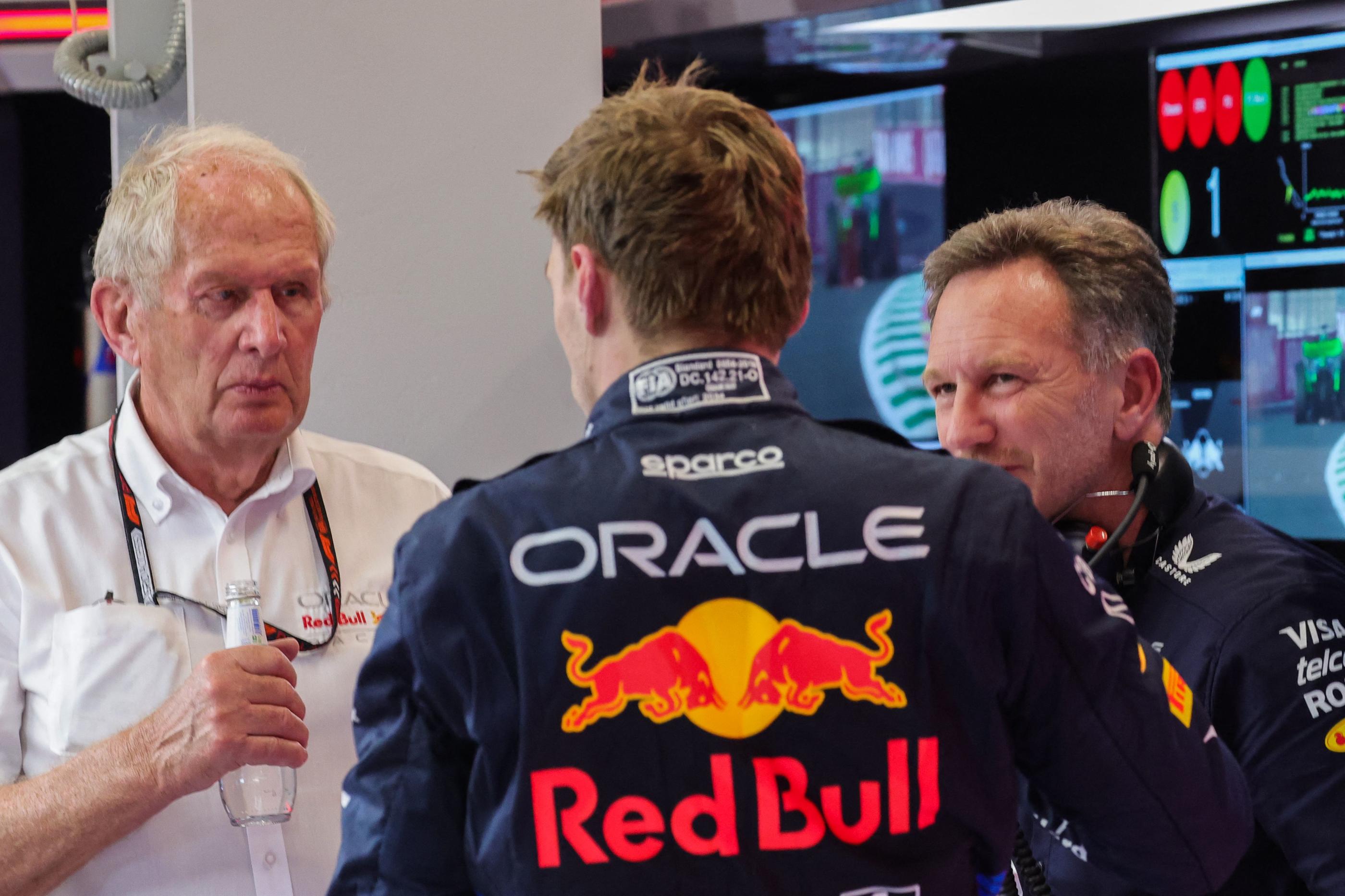 Helmut Marko (à gauche) en discussions avec Max Verstappen (au centre) et Christian Horner (à droite) après la première séance d'essais libres du GP d'Arabie saoudite ce jeudi. AFP