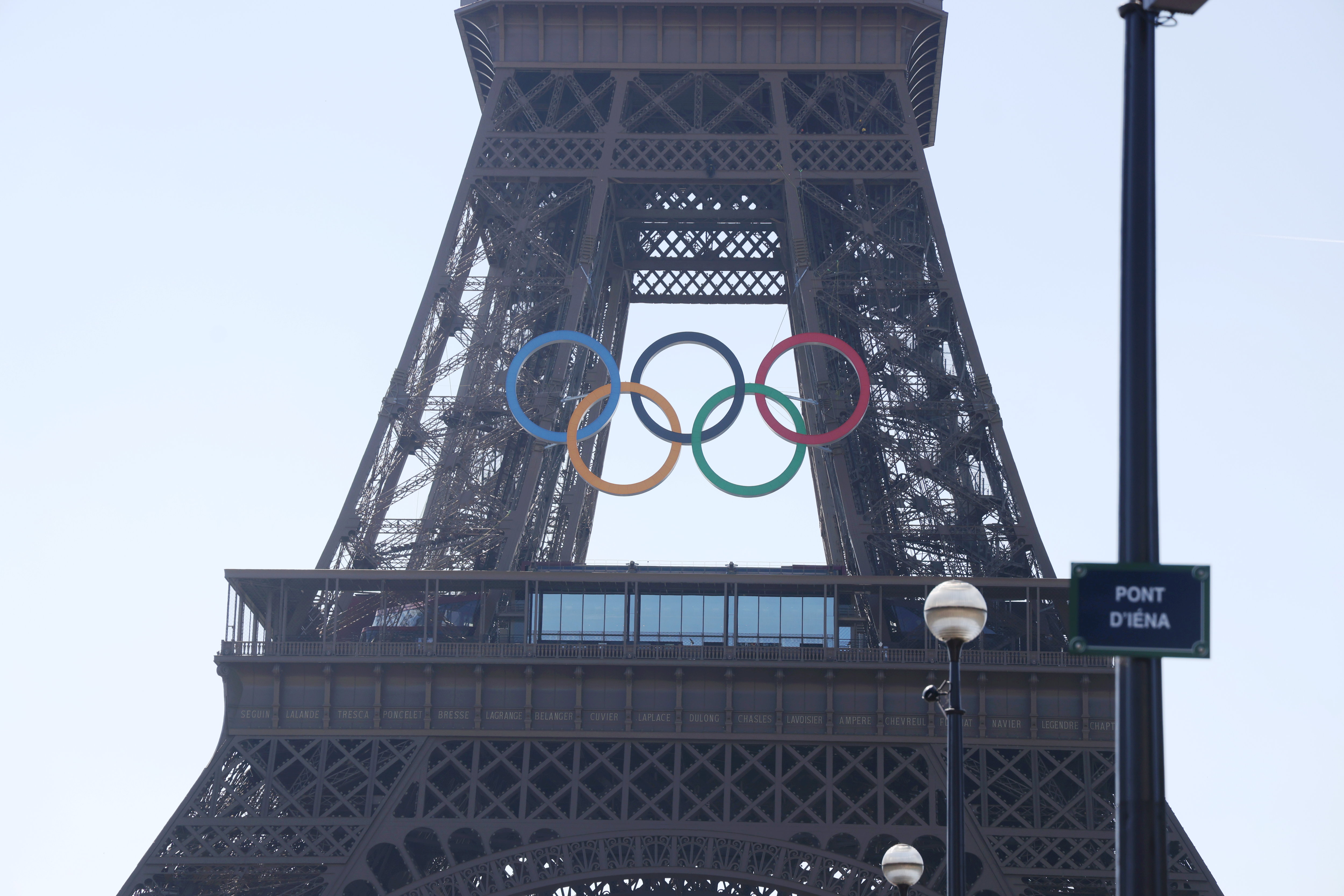 La tour Eiffel porte désormais les anneaux olympiques. LP/Jean-Baptiste Quentin