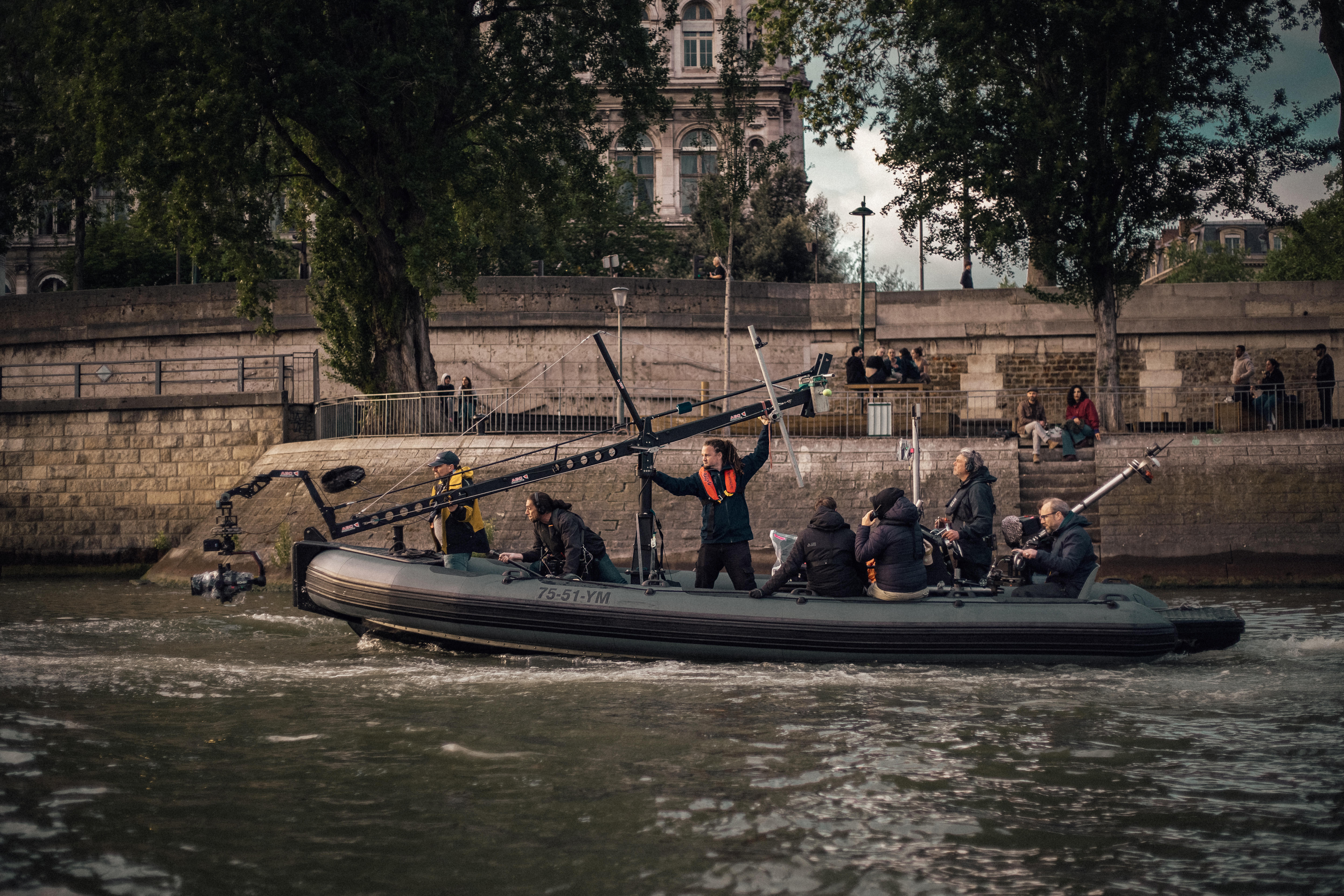 Afin de tourner sur la Seine, l’équipe disposait de créneaux horaires bien précis. Netflix