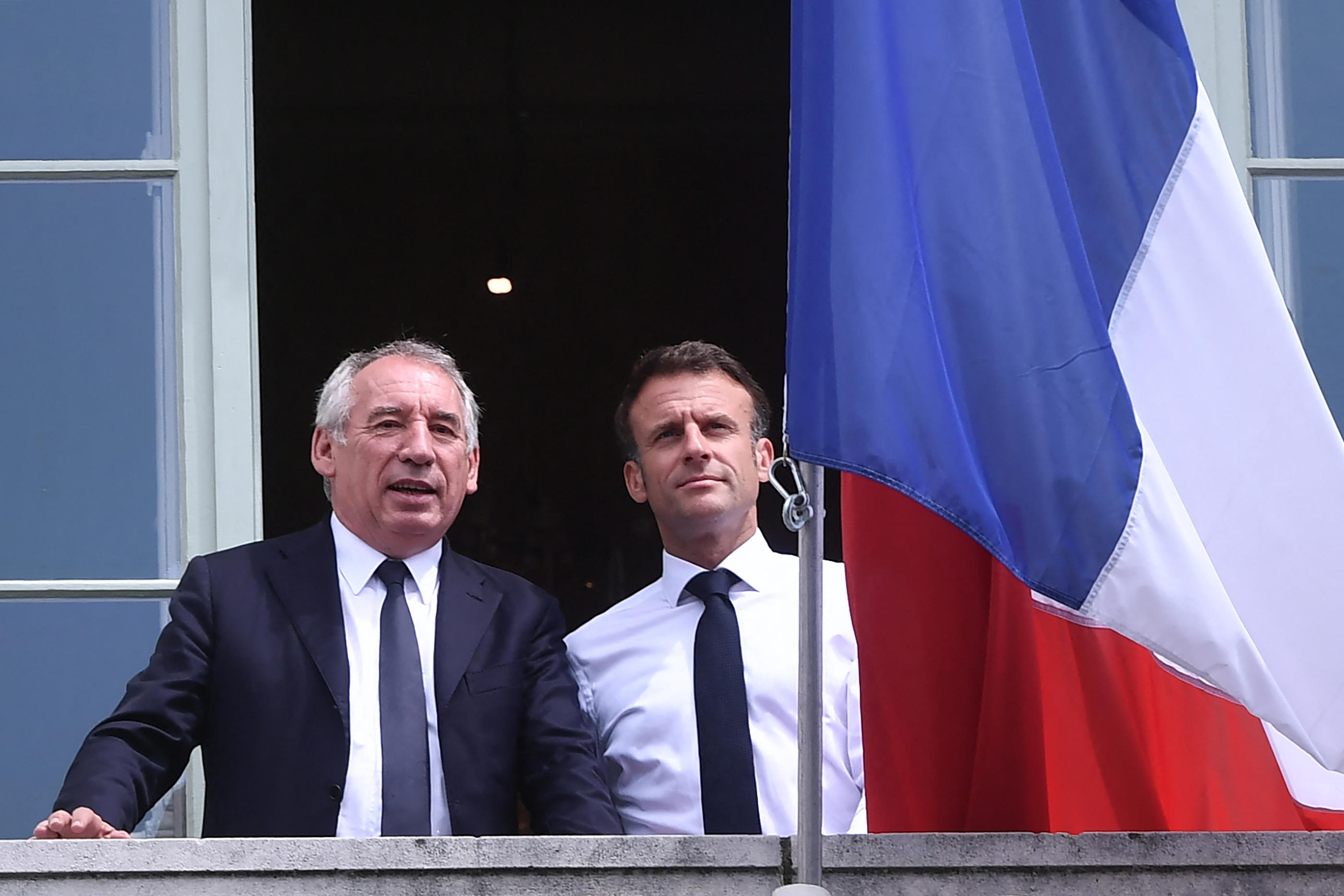Emmanuel Macron, ici lors d'une visite sur les terres du maire de Pau en 2023, n'a pas gardé rancune à François Bayrou de ses derniers coups d'éclat. AFP/Gaizka Iroz