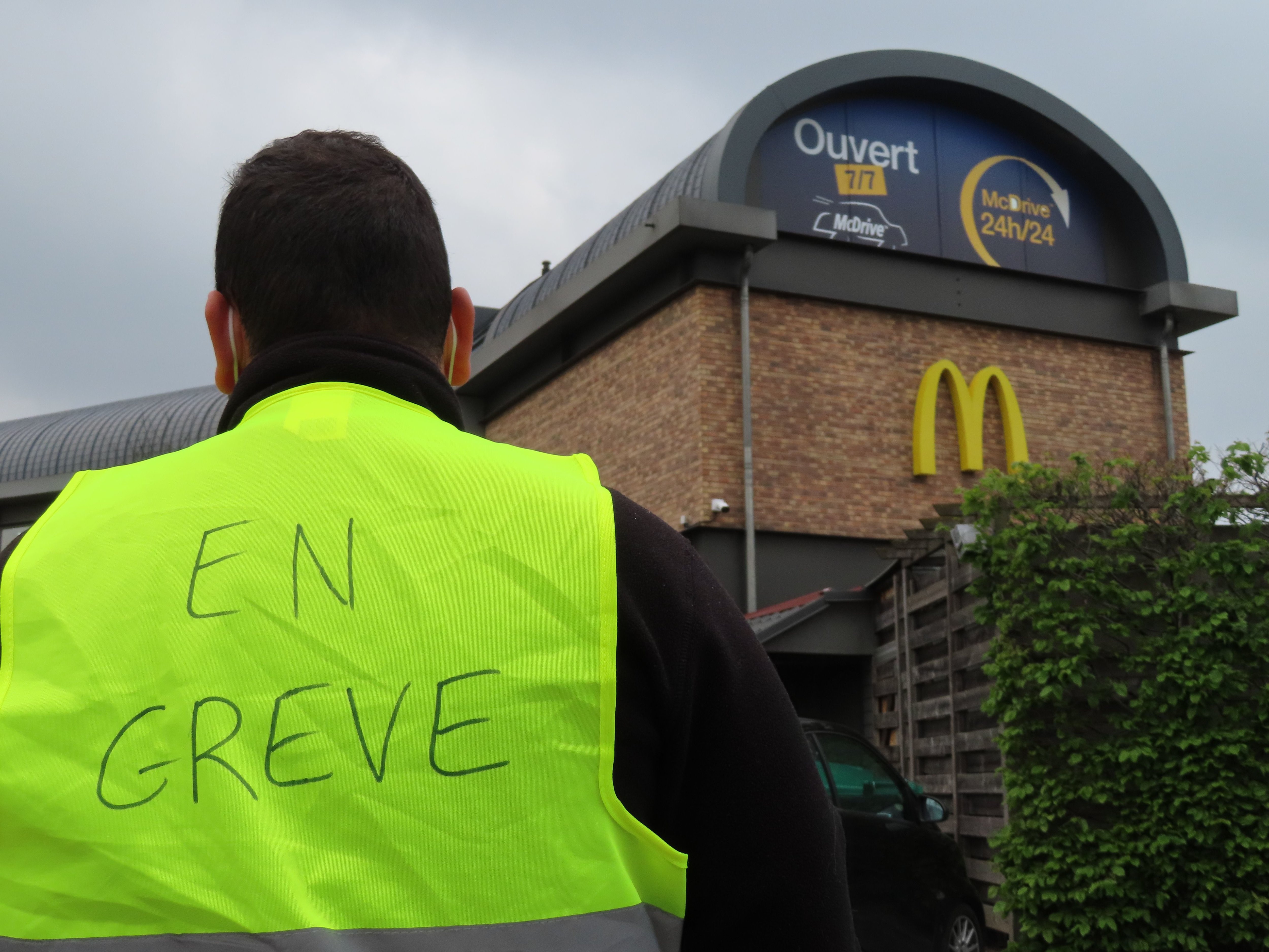 Aulnay-sous-Bois (Seine-Saint-Denis), ce jeudi. Un rassemblement de soutien aux grévistes était organisé devant le McDonald's.