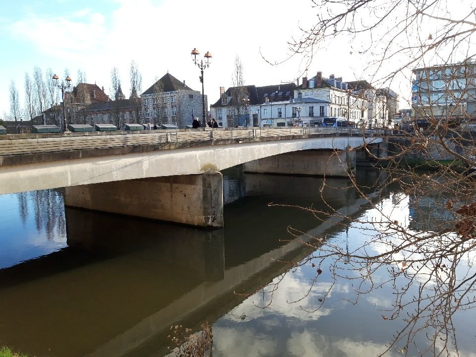 Melun (Seine-et-Marne). On ignore encore si la traversée de la Seine par le réseau de géothermie se fera en empruntant un pont ou en creusant sous le fleuve. LP/Sophie Bordier