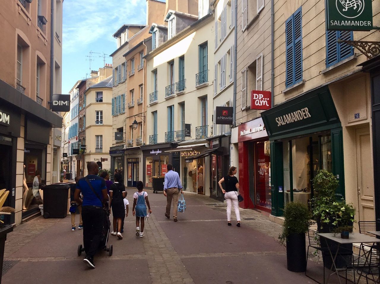Si Saint-Germain-en-Laye compte près de 750 commerces, la municipalité a identifié des points d'amélioration. Elle souhaite notamment davantage de diversité et travailler sur l'esthétique des devantures. LP/Sébastien Birden