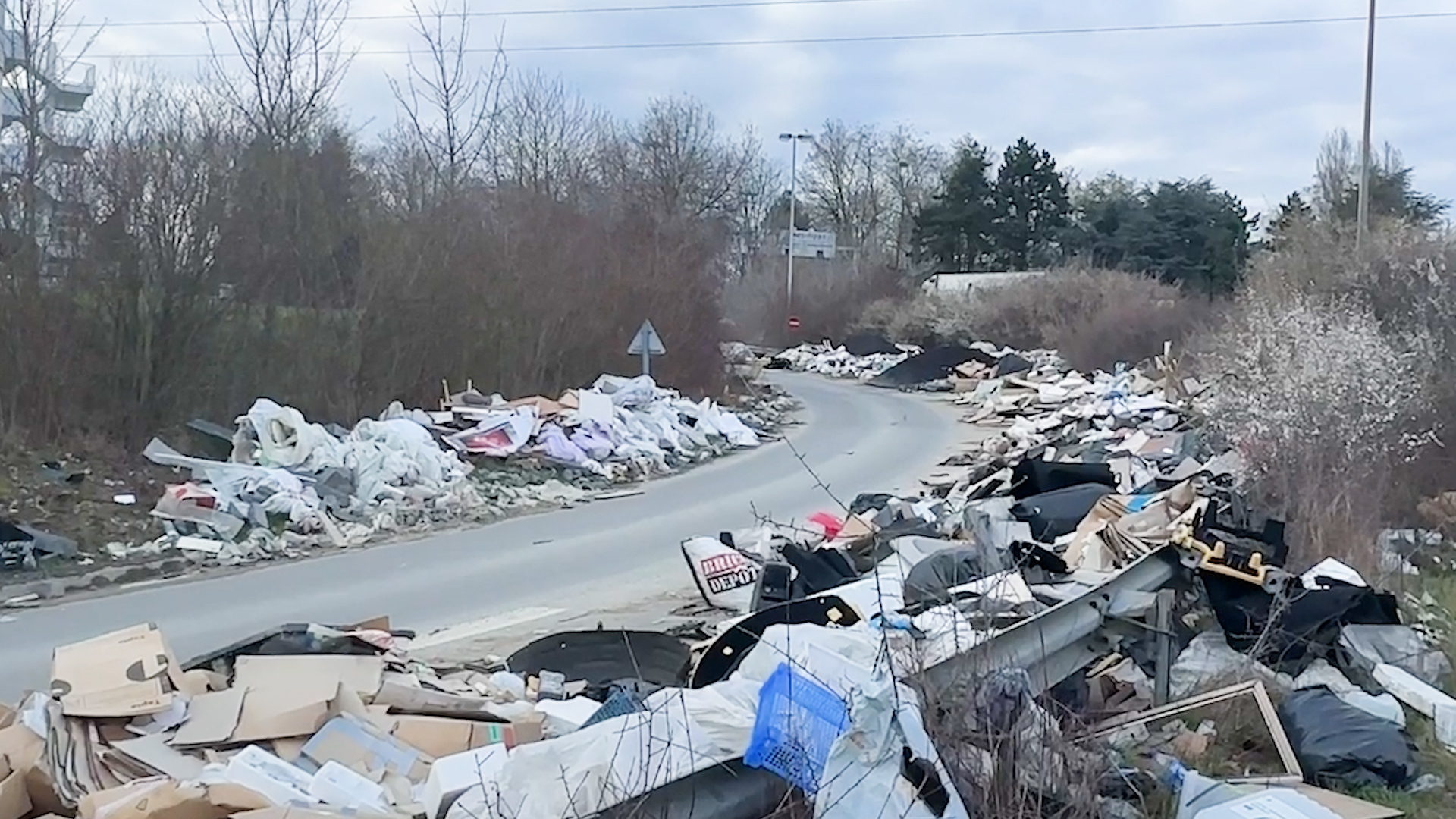 Des dépôts sauvages d'ordures s'entassent depuis des mois au Parc des expositions de Villepinte (Seine-Saint-Denis).