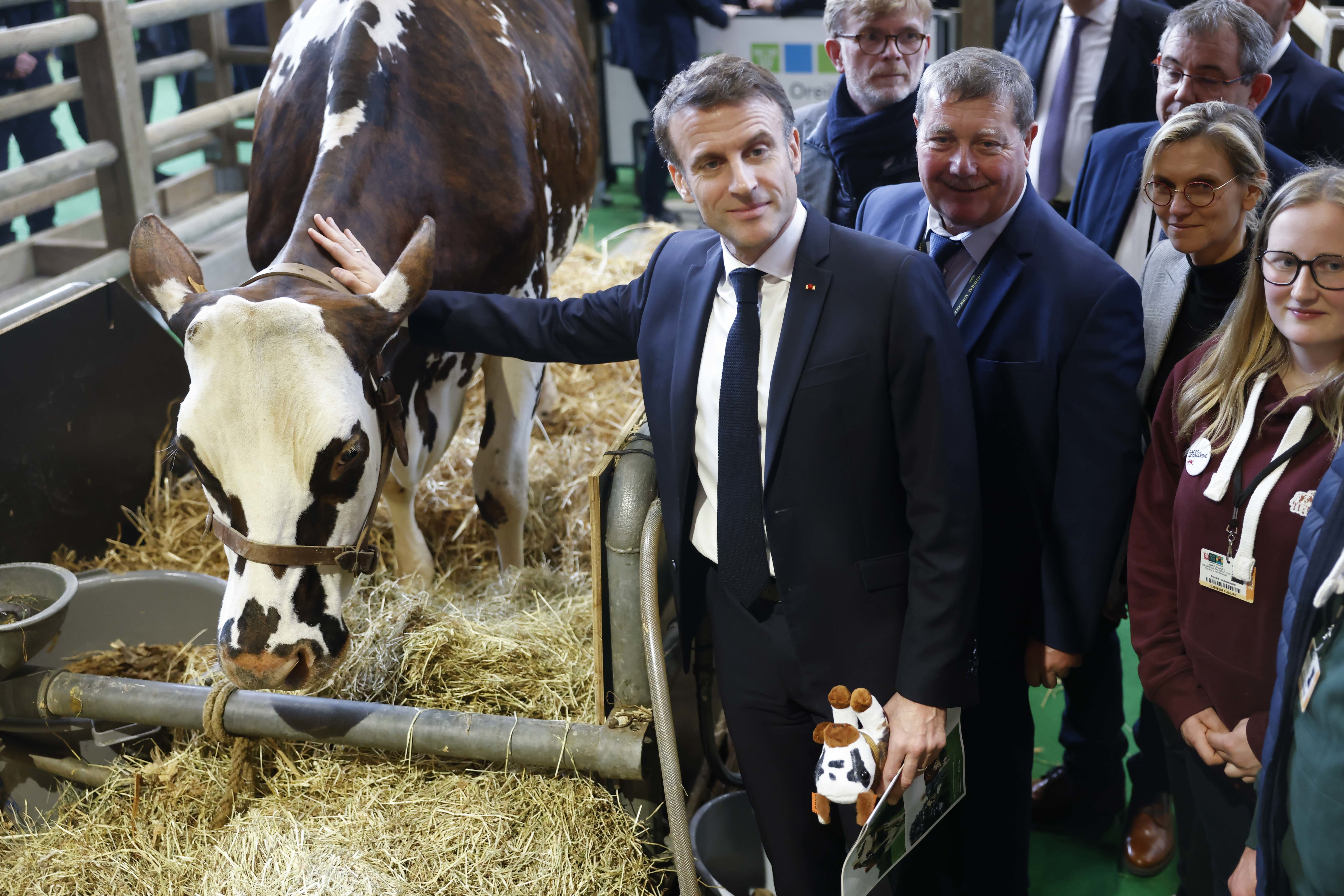 Emmanuel Macron, le président de la République, a inauguré samedi dernier le 60e Salon International de l'Agriculture à la porte de Versailles avec plusieurs heures de retard à cause des manifestations d'agriculteurs. LP/Olivier Corsan