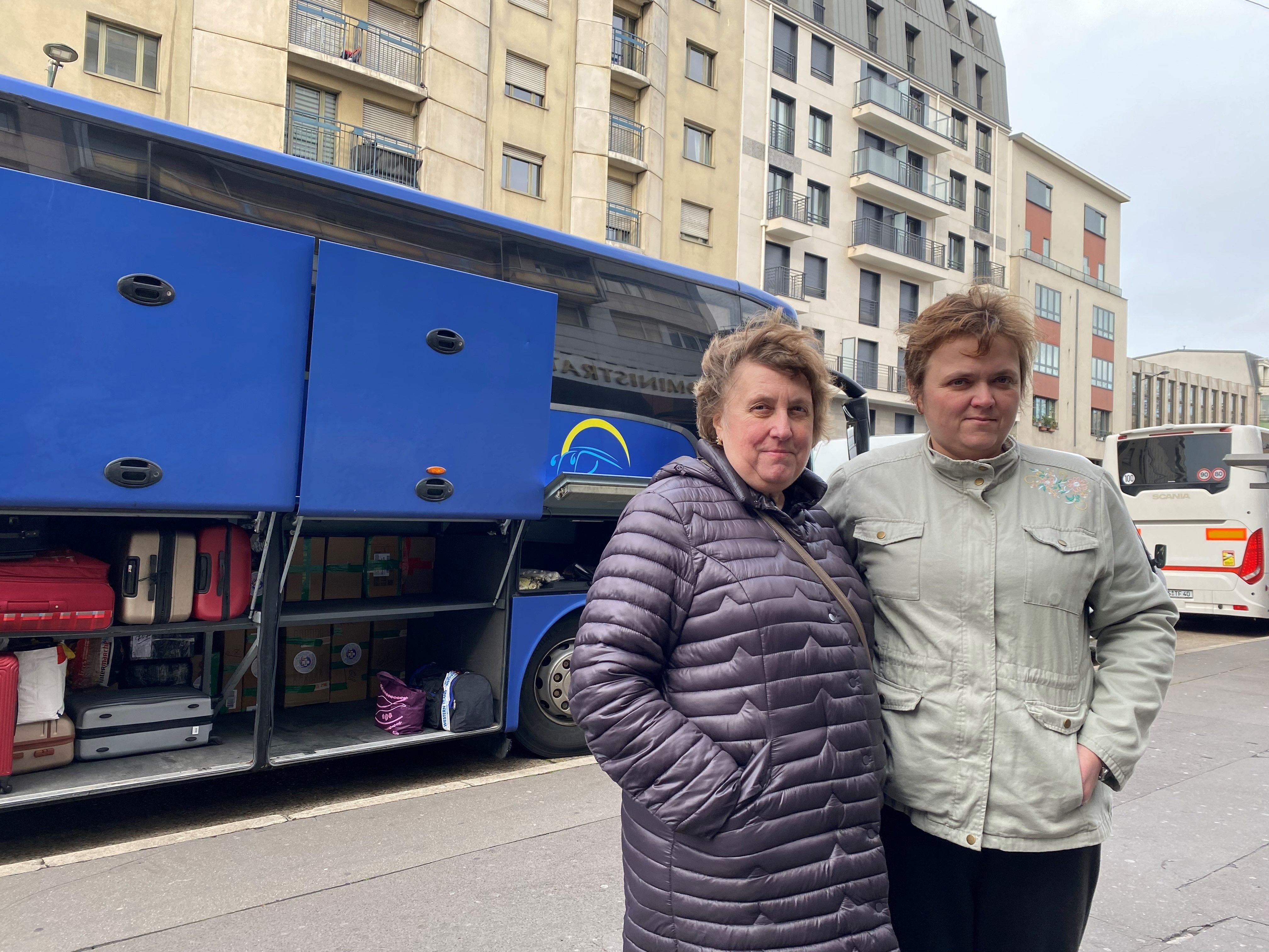 Comme Oskana (à gauche), accompagnée de sa fille Zoriana, qui habite Brest, des Ukrainiens se retrouvent à Clichy (Hauts-de-Seine) chaque dimanche pour emprunter un car qui les reconduira dans leur pays. LP/MG.