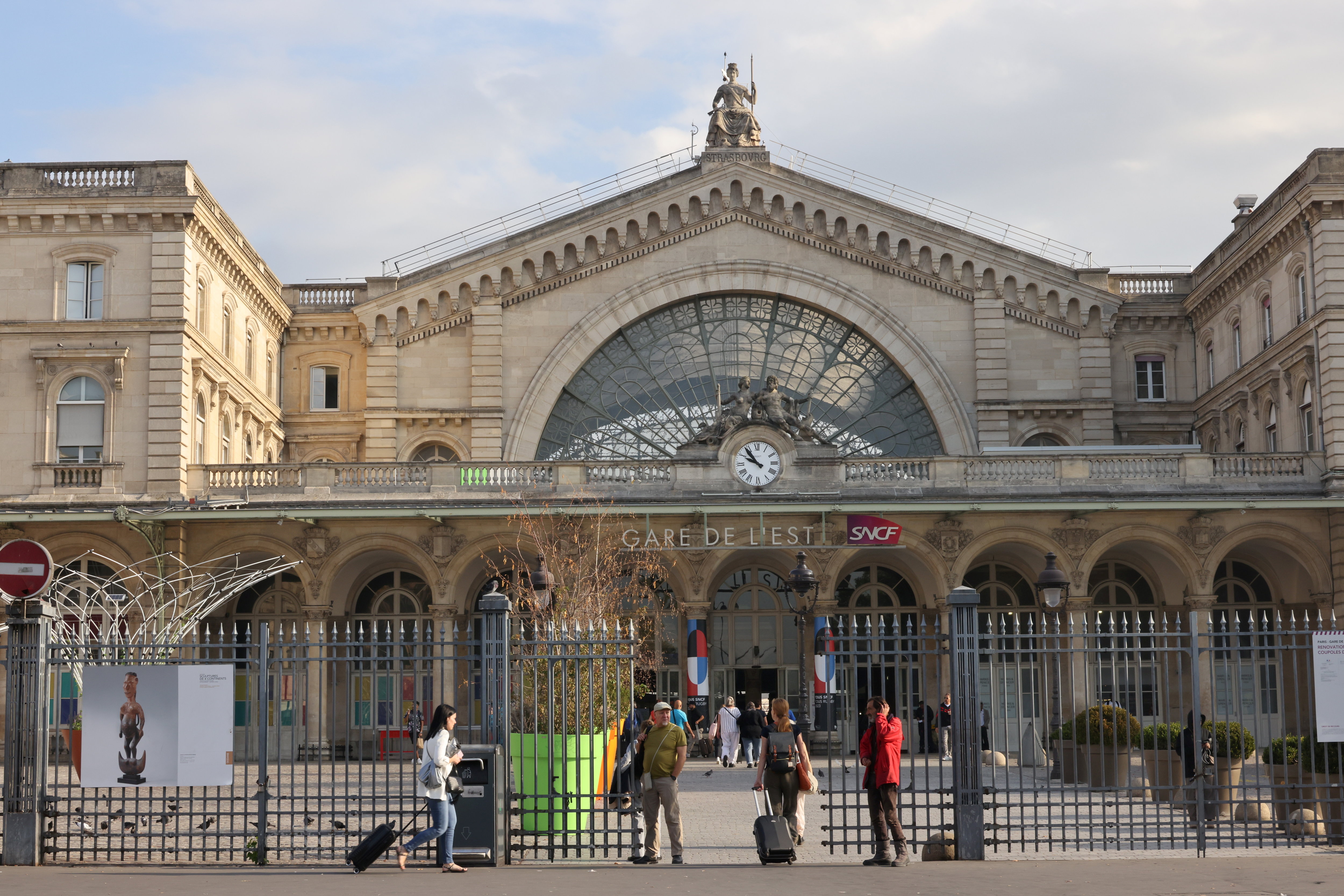 Paris (Xe), ce jeudi. Certains riverains se disent satisfaits du réaménagement de la gare de l'Est. LP/Delphine Goldsztejn