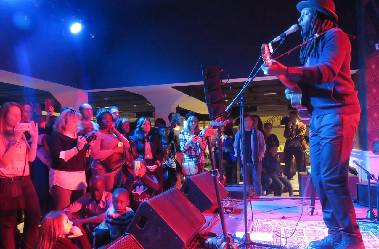 <b></b> Cergy, vendredi soir. Le chanteur sénégalais Faada Freddy a inauguré le café de la Plage, ce nouveau lieu de restauration et culturel de l’agglomération de Cergy-Pontoise. 