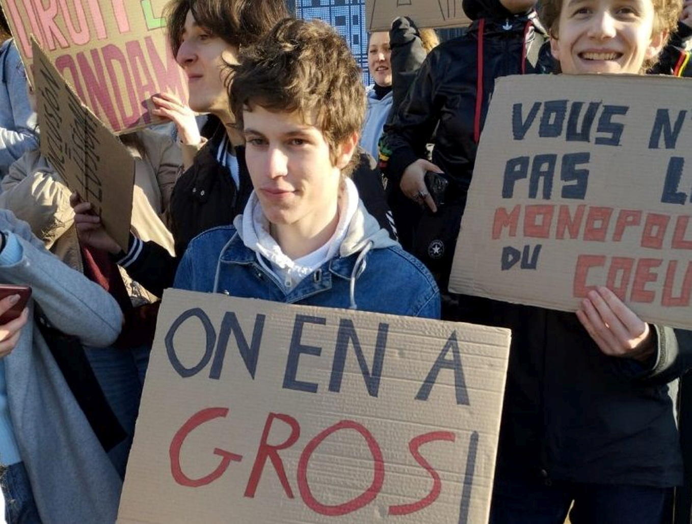 Nolan (au centre) a été soutenu par ses camarades, ici lors du blocus du lycée Branly de Dreux le 18 avril 2024. DR