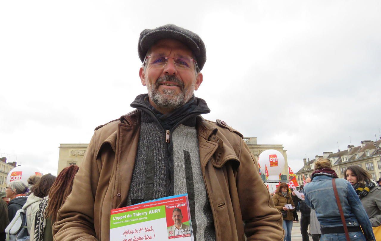 <b></b> Beauvais, ce lundi. Thierry Aury (PC) maintient sa candidature aux législatives et devrait affronter Fabien Naves, le candidat de la France insoumise, dans un duel fratricide. 