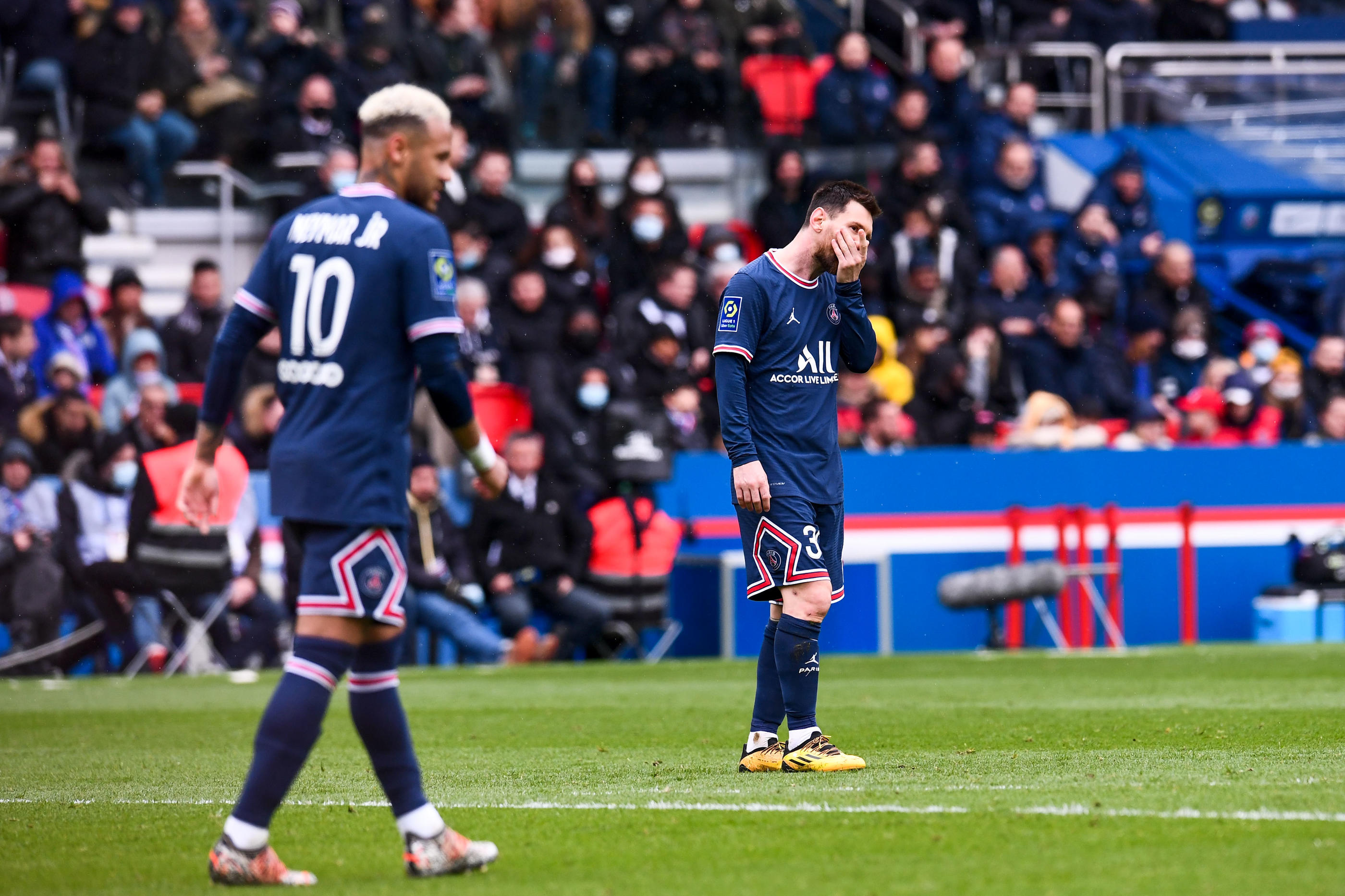 Titulaires au sein de l'attaque parisienne dimanche contre Bordeaux (3-0), Neymar et Lionel Messi ont reçu un accueil terrible de la part du Parc des Princes. Philippe Lecoeur/Icon Sport