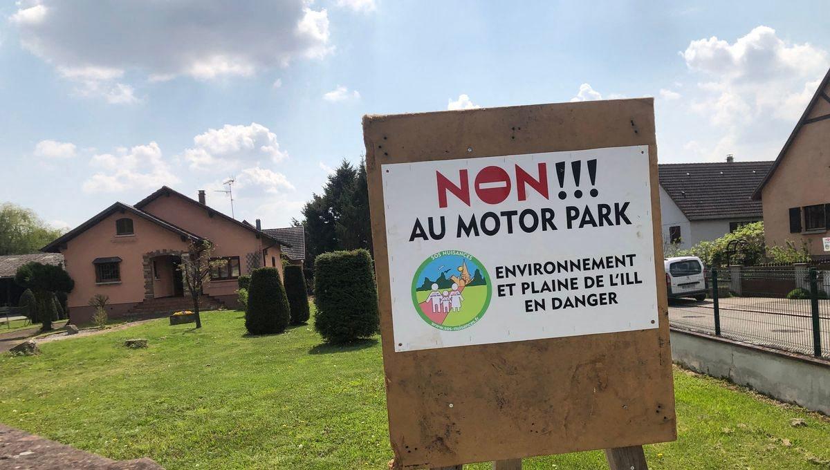 Les habitants proches de l'anneau du Rhin se mobilisent pour dire non à cette future installation qui ouvrira ses portes en juin. Maxppp/Radio France/Guillaume Chhum