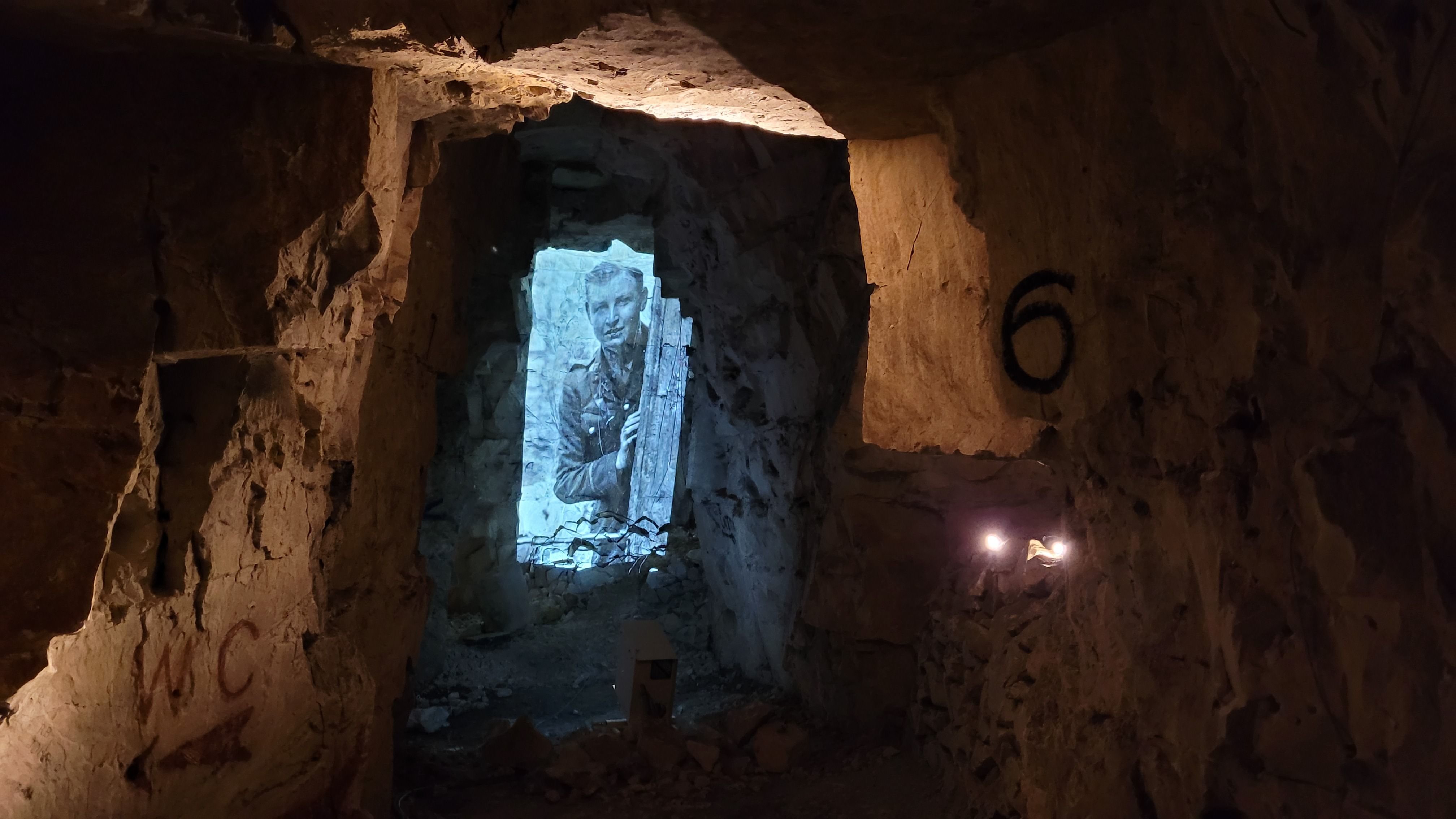 Parmi les nouveautés de la carrière Wellington d’Arras (Pas-de-Calais), des portraits monumentaux de soldats sont directement projetés sur les roches. DR