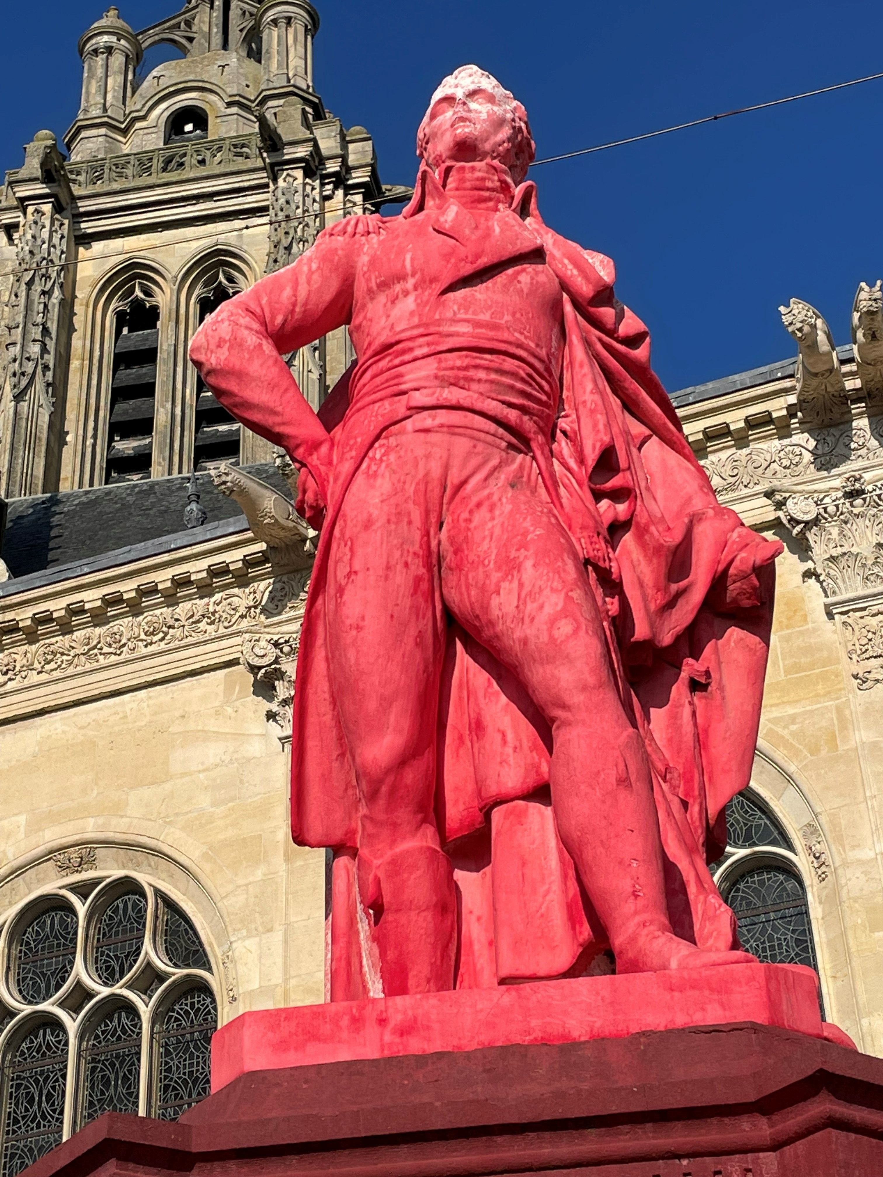 La statue du général Charles Victoire Emmanuel Leclerc, à Pontoise, a été recouverte de peinture rouge par un commando, qui voulait sans doute évoquer le rouge du sang versé par ce proche de Bonaparte sur l'île de Saint-Domingue. DR